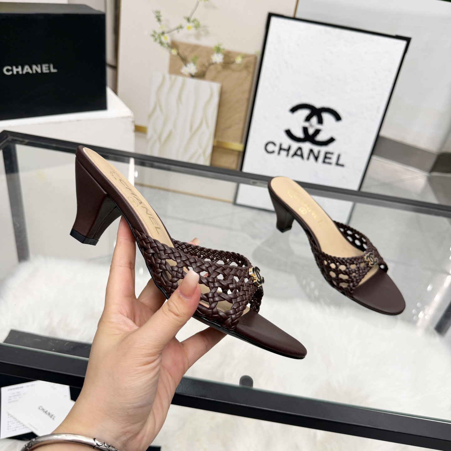NO:875993,High version of Xiaoxiangjia sandals CHANE*｜, a big hit!  Xiaoxiang 2026 official website early spring new style. Chanel's new sandals and dancing shoes series new loafers are full of retro style. The delicate shoe shape is very pleasing to look at. The big pointed toe makes the feet thinner. The upper foot gives people the retro feeling shoes of the first generation, European and American catwalk new styles, hot products. 1 Original custom woven sheepskin 2 Original inner sheepskin 3 Outsole: Original leather outsole. Heel height 6 cm  4 sizes 35-41 (40 41 customized, non-returnable), high heels and slippers, chanel, chanel, chanel, loafers, sandals, high heels, slippers, sheepskin, Leather soles19860909高版本小香家凉鞋CHANE*｜,大爆款！小香2026官网早春新款.香奈儿新款凉鞋跳舞鞋系列新品乐福鞋满满的复古风 秀气的鞋型 看着就很讨喜,大尖头 衬托脚也变得瘦瘦的,上脚给人就是一年代的复古情怀鞋、欧美走秀新款,爆款产品 1原版定制编织羊皮 2原版内里羊皮 3大底:原版真皮大底.跟高6厘米 4码数35-41（40 41定做不退换）,高跟鞋拖鞋,chanel,chanel,chanel,loafers,sandals,high heels,slippers,sheepskin,Leather soles,Women's Shoes