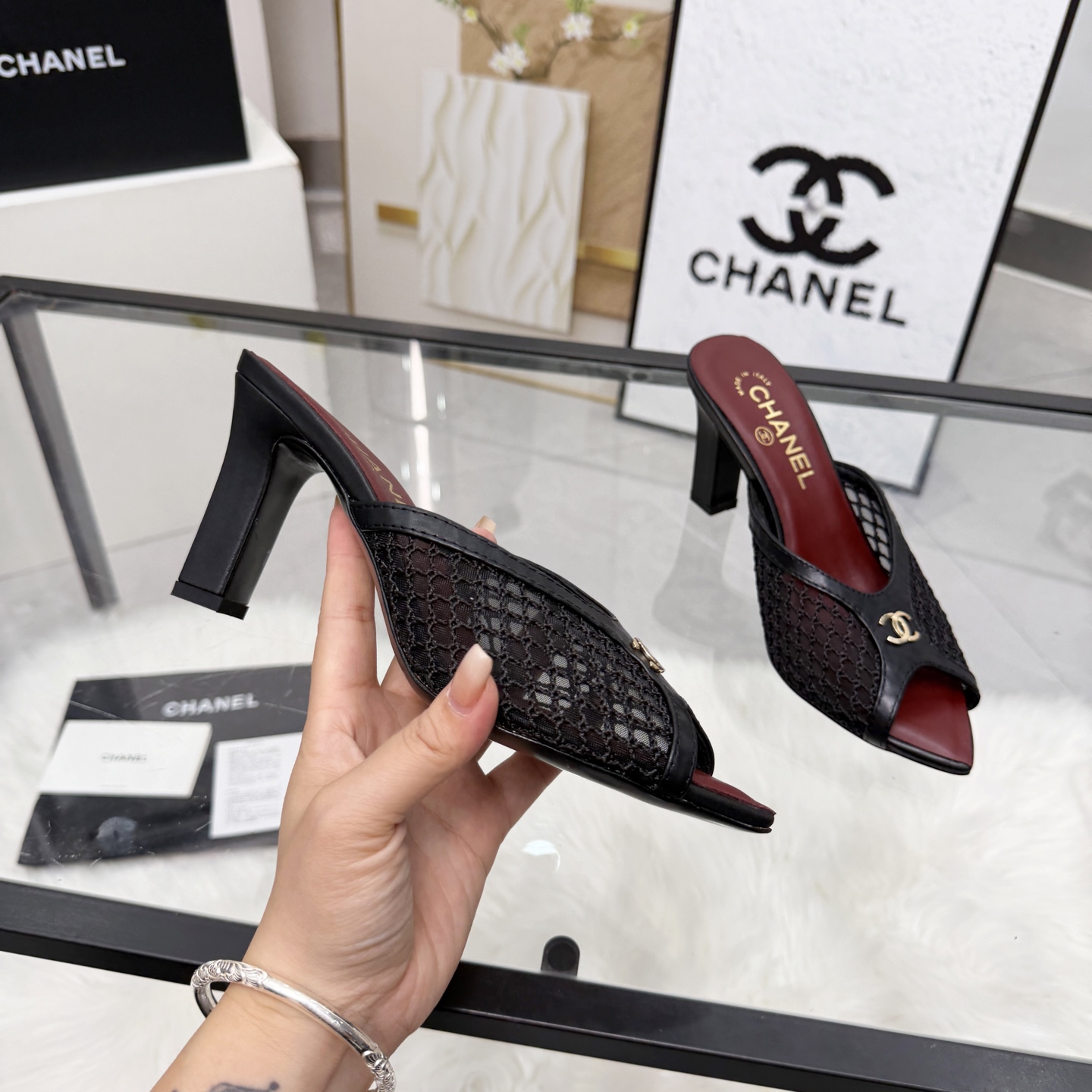 NO:875987,High version of Xiaoxiangjia sandals CHANE*｜, a big hit!  Xiaoxiang 2026 official website new model. Chanel's new sandals and dancing shoes series new loafers are full of retro style. The delicate shoe shape is very pleasing to look at. The small pointed toe makes the feet thinner. The upper foot gives people the retro feeling shoes of the first generation, new models of European and American catwalks, popular products. 1 Original custom woven + sheepskin 2 Original sheepskin lining 3 Outsole: Original leather outsole. Heel height 8 cm  4 sizes 35-41 (40 41 customized, non-returnable), high heels and slippers, chanel, chanel, chanel, loafers, sandals, high heels, slippers, sheepskin, Leather soles19860909高版本小香家凉鞋CHANE*｜,大爆款！小香2026官网新款.香奈儿新款凉鞋跳舞鞋系列新品乐福鞋满满的复古风 秀气的鞋型 看着就很讨喜,小尖头 衬托脚也变得瘦瘦的,上脚给人就是一年代的复古情怀鞋、欧美走秀新款,爆款产品 1原版定制编织+羊皮 2原版内里羊皮 3大底:原版真皮大底.跟高8厘米 4码数35-41（40 41定做不退换）,高跟鞋拖鞋,chanel,chanel,chanel,loafers,sandals,high heels,slippers,sheepskin,Leather soles,Women's Shoes