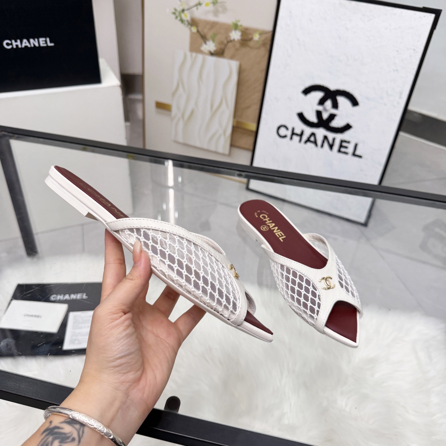 NO:875886,High version of Xiaoxiangjia sandals CHANE*｜, a big hit!  Xiaoxiang 2026 official website new model. Chanel's new sandals and dancing shoes series new loafers are full of retro style. The delicate shoe shape is very pleasing to look at. The small pointed toe makes the feet thinner. The upper feet give people the retro feeling shoes of the first generation, European and American catwalk models, popular products 1 Original custom weaving + sheepskin 2 Original inner sheepskin 3 Outsole: Original leather outsole. 4 Size 35-41 (40  41 Customized (no return or exchange), high heels and slippers, chanel, chanel, chanel, loafers, sandals, high heels, slippers, sheepskin, Leather soles19860909高版本小香家凉鞋CHANE*｜,大爆款！小香2026官网新款.香奈儿新款凉鞋跳舞鞋系列新品乐福鞋满满的复古风 秀气的鞋型 看着就很讨喜,小尖头 衬托脚也变得瘦瘦的,上脚给人就是一年代的复古情怀鞋、欧美走秀新款,爆款产品 1原版定制编织+羊皮 2原版内里羊皮 3大底:原版真皮大底. 4码数35-41（40 41定做不退换）,高跟鞋拖鞋,chanel,chanel,chanel,loafers,sandals,high heels,slippers,sheepskin,Leather soles,Women's Shoes