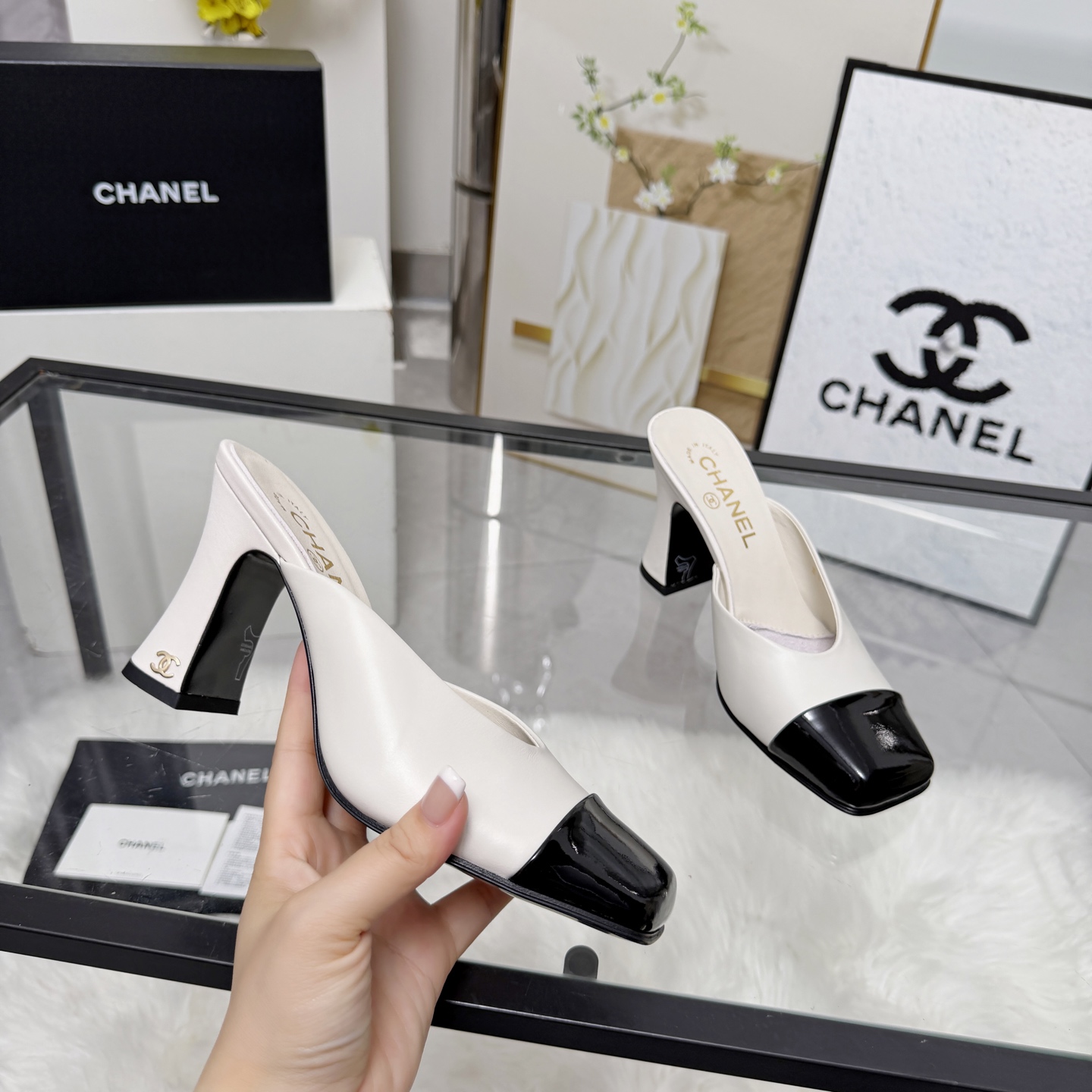 NO:875915,High version of Xiaoxiangjia sandals CHANE*｜, a big hit!  Xiaoxiang 2026 official website new model. Chanel's new sandals and dancing shoes series new loafers are full of retro style. The delicate shoe shape is very pleasing to look at. The small square toe makes the feet thinner. The upper feet give people the retro feeling shoes of the first generation, European and American catwalk models, hot products. 1 Original customized sheepskin/horse hair/cow leather/patent leather combination 2 Original inner sheepskin + insole  3 outsole: Original Italian genuine leather outsole. Heel height 8.5 cm. 4 sizes 35-41 (40 41 customized, non-refundable), semi-stilted high heels, chanel, chanel, chanel, loafers, sandals, high heels, cowhide, sheepskin, Leather soles19860909高版本小香家凉鞋CHANE*｜,大爆款！小香2026官网新款.香奈儿新款凉鞋跳舞鞋系列新品乐福鞋满满的复古风 秀气的鞋型 看着就很讨喜,小方头 衬托脚也变得瘦瘦的,上脚给人就是一年代的复古情怀鞋、欧美走秀新款,爆款产品 1原版定制羊皮/马毛/牛皮/漆皮搭配 2原版内里羊皮+鞋垫 3大底:原版意大利真皮大底.跟高8.5厘米 4码数35-41（40 41定做不退换）,半拖高跟鞋,chanel,chanel,chanel,loafers,sandals,high heels,cowhide,sheepskin,Leather soles,Women's Shoes