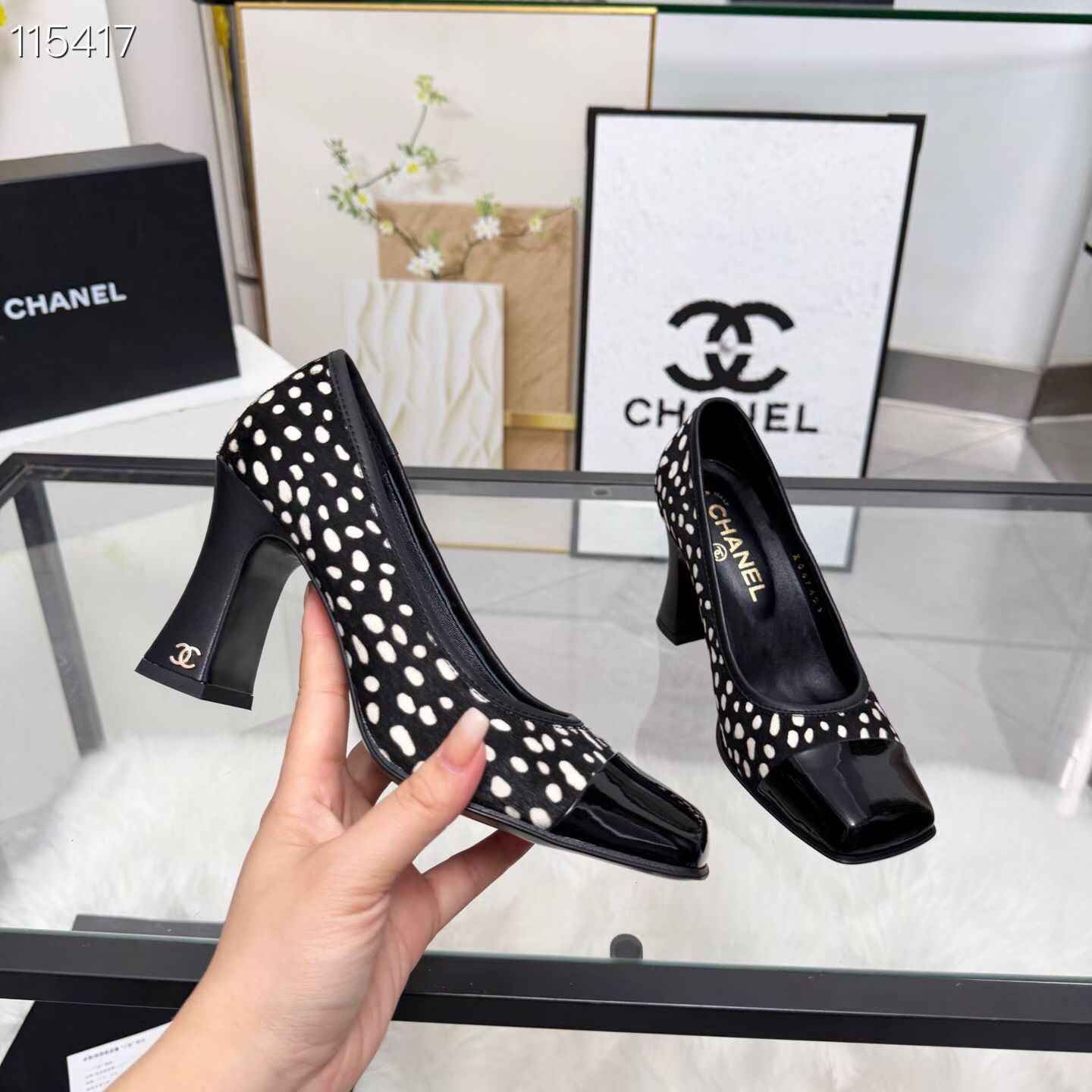 NO:875908,High version of Xiaoxiangjia sandals CHANE*｜, a big hit!  Xiaoxiang 2026 official website Chanel's new four-season single sandals, the new series of loafers are full of retro style and the delicate shoe shape is very pleasing to look at. The small square toe makes the feet thinner, and the upper feet give people a kind of retro feeling shoes of the era. New models from European and American catwalks. Popular products look beautiful when worn on the legs. Series of shoes 1 Original customized sheepskin/patent leather/horse hair combination 2 Original sheepskin lining insole  3 outsole: Original genuine leather outsole. Heel height 8.5 cm. 4 sizes 35-41 (40 41 customized, non-refundable), semi-high heels, chanel, chanel, chanel, loafers, sandals, high heels, sheepskin, Leather soles19860909高版本小香家凉鞋CHANE*｜,大爆款！小香2026官网香奈儿新款四季单凉鞋,系列新品乐福鞋满满的复古风 秀气的鞋型 看着就很讨喜,小方头衬托脚也变得瘦瘦的,上脚给人就是一种年代的复古情怀鞋、欧美走秀新款,爆款产品穿起来美腿.系列单鞋 1原版定制羊皮/漆皮/马毛搭配 2原版羊皮内里鞋垫 3大底:原版真皮大底.跟高8.5厘米 4码数35-41（40 41定做不退换）,半拖高跟鞋,chanel,chanel,chanel,loafers,sandals,high heels,sheepskin,Leather soles,Women's Shoes