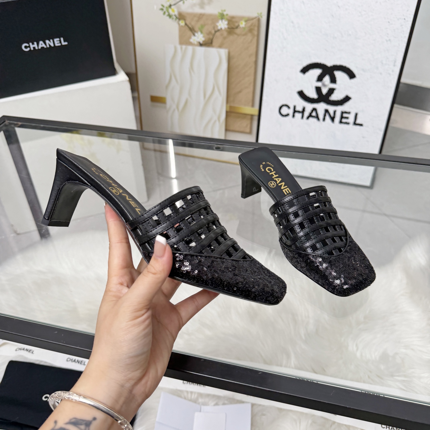 NO:875969,High version of Xiaoxiangjia sandals CHANE*｜, a big hit!  Xiaoxiang 2026 official website new model. Chanel's new sandals and dancing shoes series new loafers are full of retro style. The delicate shoe shape is very pleasing to look at. The small square toe makes the feet thinner. The upper feet give people the retro feeling shoes of the first generation, European and American catwalk models, popular products. 1 Original customized sheepskin + patent leather combination 2 Original sheepskin lining 3 Outsole: Original leather outsole. Heel height 6 cm  4 code number 35-41 (40 41 customized, non-refundable), semi-high heels, chanel, chanel, chanel, loafers, sandals, high heels, sheepskin, Leather soles19860909高版本小香家凉鞋CHANE*｜,大爆款！小香2026官网新款.香奈儿新款凉鞋跳舞鞋系列新品乐福鞋满满的复古风 秀气的鞋型 看着就很讨喜,小方头 衬托脚也变得瘦瘦的,上脚给人就是一年代的复古情怀鞋、欧美走秀新款,爆款产品 1原版定制羊皮+漆皮搭配 2原版内里羊皮 3大底:原版真皮大底.跟高6厘米 4码数35-41（40 41定做不退换）,半拖高跟鞋,chanel,chanel,chanel,loafers,sandals,high heels,sheepskin,Leather soles,Women's Shoes