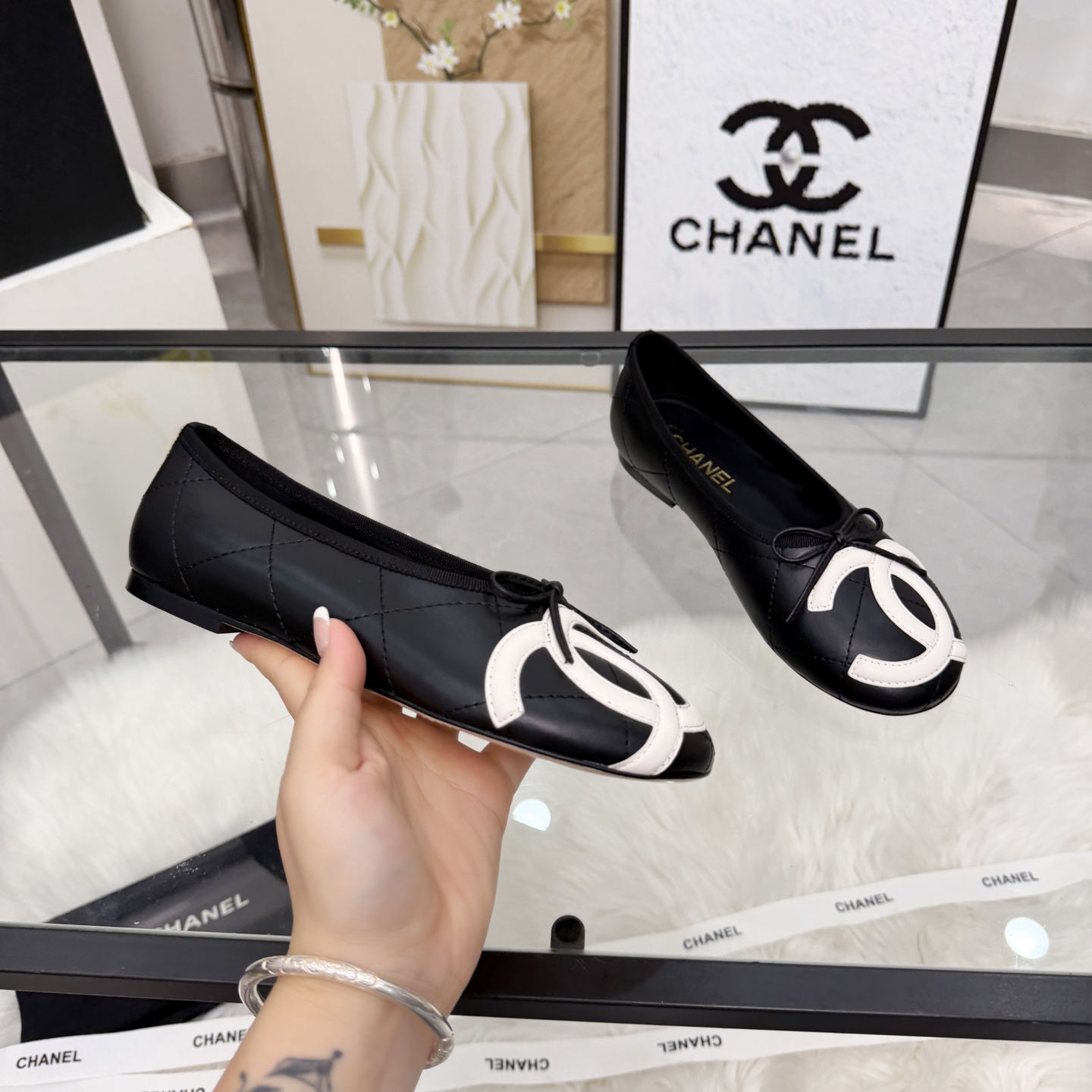 NO:875955,High version of Xiaoxiangjia sandals CHANE*｜, a big hit!  Xiaoxiang 2026 official website Chanel's new four-season single sandals, the new series of loafers are full of retro style and the delicate shoe shape is very pleasing to look at. The small round toe makes the feet thinner, and the upper feet give people a kind of retro feeling shoes of the era. New models for European and American catwalks. Popular products look beautiful when worn on the legs. Series of single shoes 1 original customized sheepskin/cow leather combination 2 original sheepskin lining insole 3 outsole: original genuine leather outsole.  4 code number 35-41 (40 41 custom-made, non-refundable), single shoes, chanel, chanel, chanel, loafers, sandals, cowhide, sheepskin, Leather soles19860909高版本小香家凉鞋CHANE*｜,大爆款！小香2026官网香奈儿新款四季单凉鞋,系列新品乐福鞋满满的复古风 秀气的鞋型 看着就很讨喜,小圆头衬托脚也变得瘦瘦的,上脚给人就是一种年代的复古情怀鞋、欧美走秀新款,爆款产品穿起来美腿.系列单鞋 1原版定制羊皮/牛皮搭配 2原版羊皮内里鞋垫 3大底:原版真皮大底. 4码数35-41（40 41定做不退换）,单鞋,chanel,chanel,chanel,loafers,sandals,cowhide,sheepskin,Leather soles,Women's Shoes