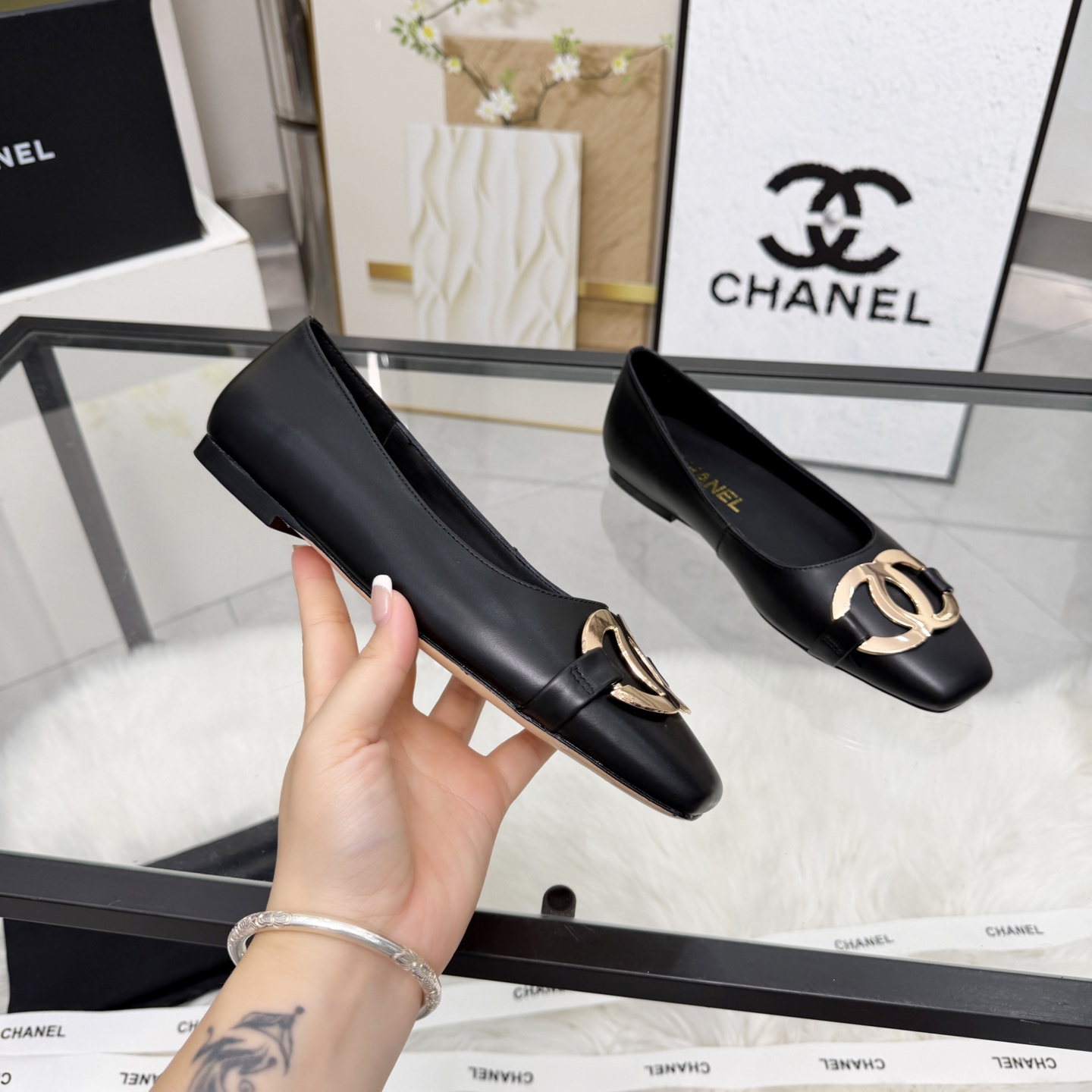 NO:875962,High version of Xiaoxiangjia sandals CHANE*｜, a big hit!  Xiaoxiang 2026 official website Chanel's new four-season single sandals, the new series of loafers are full of retro style and the delicate shoe shape is very pleasing to look at. The small square toe makes the feet thinner, and the upper foot gives people a kind of retro feeling shoes of the era. New models for European and American catwalks. Popular products look beautiful when worn on the legs. Series of single shoes 1 original customized sheepskin/cowhide/cashmere leather 2 original sheepskin lining insole 3 outsole: original genuine leather outsole.  4 code number 35-41 (40 41 custom-made, non-refundable), single shoes, chanel, chanel, chanel, loafers, sandals, cowhide, sheepskin, Leather soles19860909高版本小香家凉鞋CHANE*｜,大爆款！小香2026官网香奈儿新款四季单凉鞋,系列新品乐福鞋满满的复古风 秀气的鞋型 看着就很讨喜,小方头衬托脚也变得瘦瘦的,上脚给人就是一种年代的复古情怀鞋、欧美走秀新款,爆款产品穿起来美腿.系列单鞋 1原版定制羊皮/牛皮/羊绒皮 2原版羊皮内里鞋垫 3大底:原版真皮大底. 4码数35-41（40 41定做不退换）,单鞋,chanel,chanel,chanel,loafers,sandals,cowhide,sheepskin,Leather soles,Women's Shoes