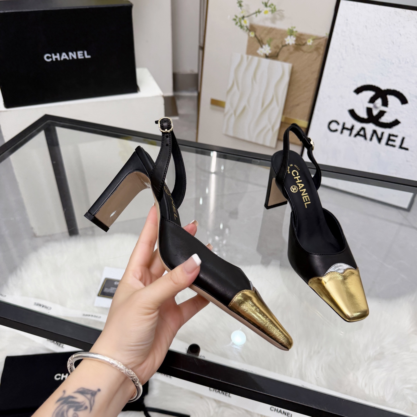 NO:875940,High version of Xiaoxiangjia sandals CHANE*｜, a big hit!  Xiaoxiang 2026 official website Chanel's new four-season sandals, the new series of loafers are full of retro style and the delicate shoe shape is very pleasing to look at. The small square toe makes the feet slimmer, and the upper feet give people a kind of retro feeling shoes of the era. New models from European and American catwalks. Popular products look beautiful when worn on the legs. Series of sandals 1 Original customized sheepskin/patent leather/cashmere leather combination 2 Original sheepskin lining insole  3 outsole: Original genuine leather outsole. Heel height 8.5 cm. 4 sizes 35-41 (40 41 customized, non-returnable), high heels and sandals, chanel, chanel, chanel, loafers, sandals, high heels, sheepskin, Leather soles19860909高版本小香家凉鞋CHANE*｜,大爆款！小香2026官网香奈儿新款四季凉鞋,系列新品乐福鞋满满的复古风 秀气的鞋型 看着就很讨喜,小方头衬托脚也变得瘦瘦的,上脚给人就是一种年代的复古情怀鞋、欧美走秀新款,爆款产品穿起来美腿.系列凉鞋 1原版定制羊皮/漆皮/羊绒皮搭配 2原版羊皮内里鞋垫 3大底:原版真皮大底.跟高8.5厘米 4码数35-41（40 41定做不退换）,高跟鞋凉鞋,chanel,chanel,chanel,loafers,sandals,high heels,sheepskin,Leather soles,Women's Shoes