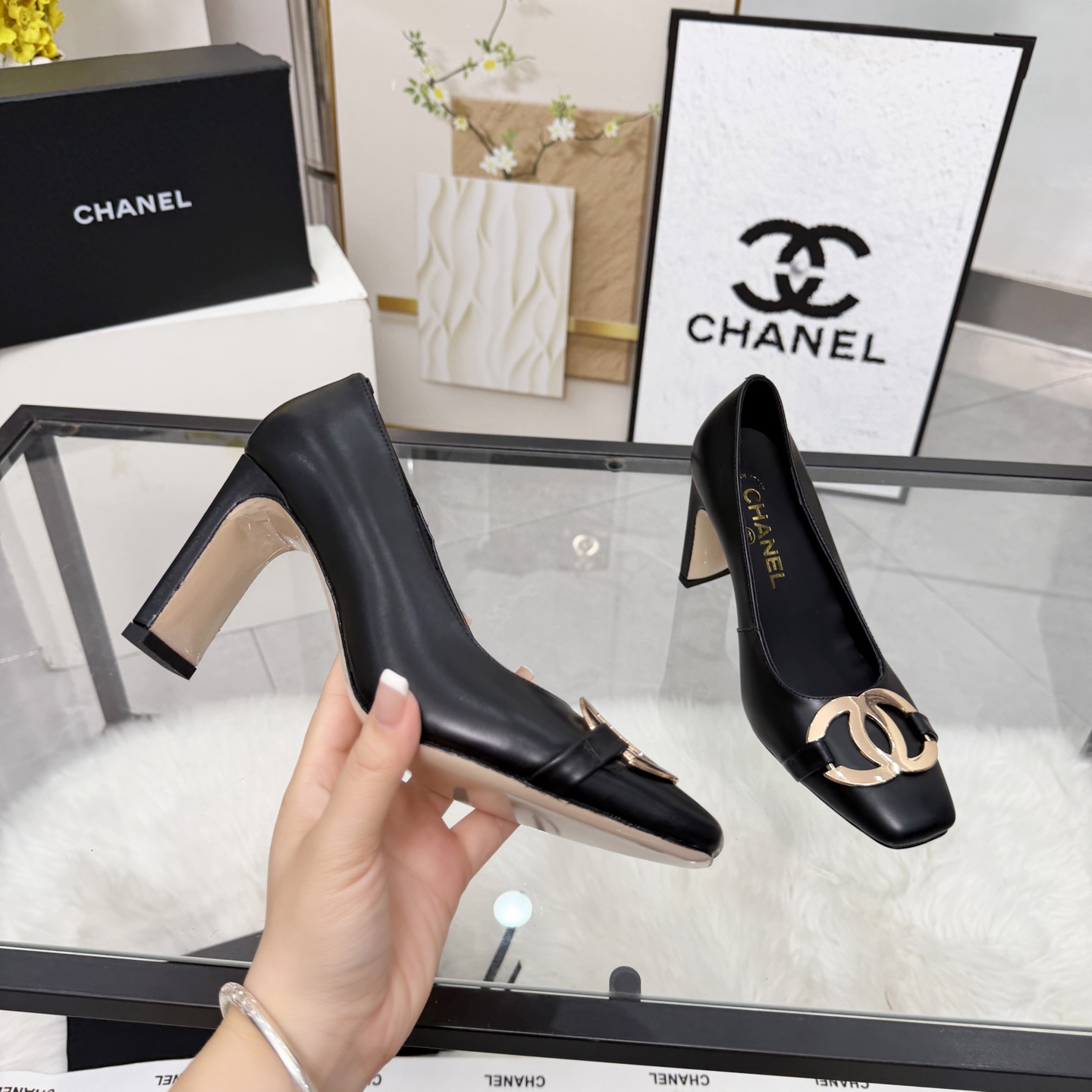 NO:875932,High version of Xiaoxiangjia shoes CHANE*｜, a big hit!  Xiaoxiang 2026 official website Chanel's new four-season shoes, the new series of loafers are full of retro style and elegant shoe shape, which is very pleasing to look at. The small square toe makes the feet thinner, and the upper feet give people a kind of retro feeling shoes of the era. New models from European and American catwalks. Popular products look beautiful when worn on the legs. Series of shoes 1 Original customized sheepskin/patent leather/cashmere leather combination 2 Original sheepskin lining insole  3 outsole: Original genuine leather outsole. Heel height 8.5 cm. 4 sizes 35-41 (40 41 customized, non-refundable), high-heeled shoes, chanel, chanel, chanel, loafers, high heels, sheepskin, Leather soles19860909高版本小香家单鞋CHANE*｜,大爆款！小香2026官网香奈儿新款四季单鞋,系列新品乐福鞋满满的复古风 秀气的鞋型 看着就很讨喜,小方头衬托脚也变得瘦瘦的,上脚给人就是一种年代的复古情怀鞋、欧美走秀新款,爆款产品穿起来美腿.系列单鞋 1原版定制羊皮/漆皮/羊绒皮搭配 2原版羊皮内里鞋垫 3大底:原版真皮大底.跟高8.5厘米 4码数35-41（40 41定做不退换）,高跟鞋单鞋,chanel,chanel,chanel,loafers,high heels,sheepskin,Leather soles,Women's Shoes