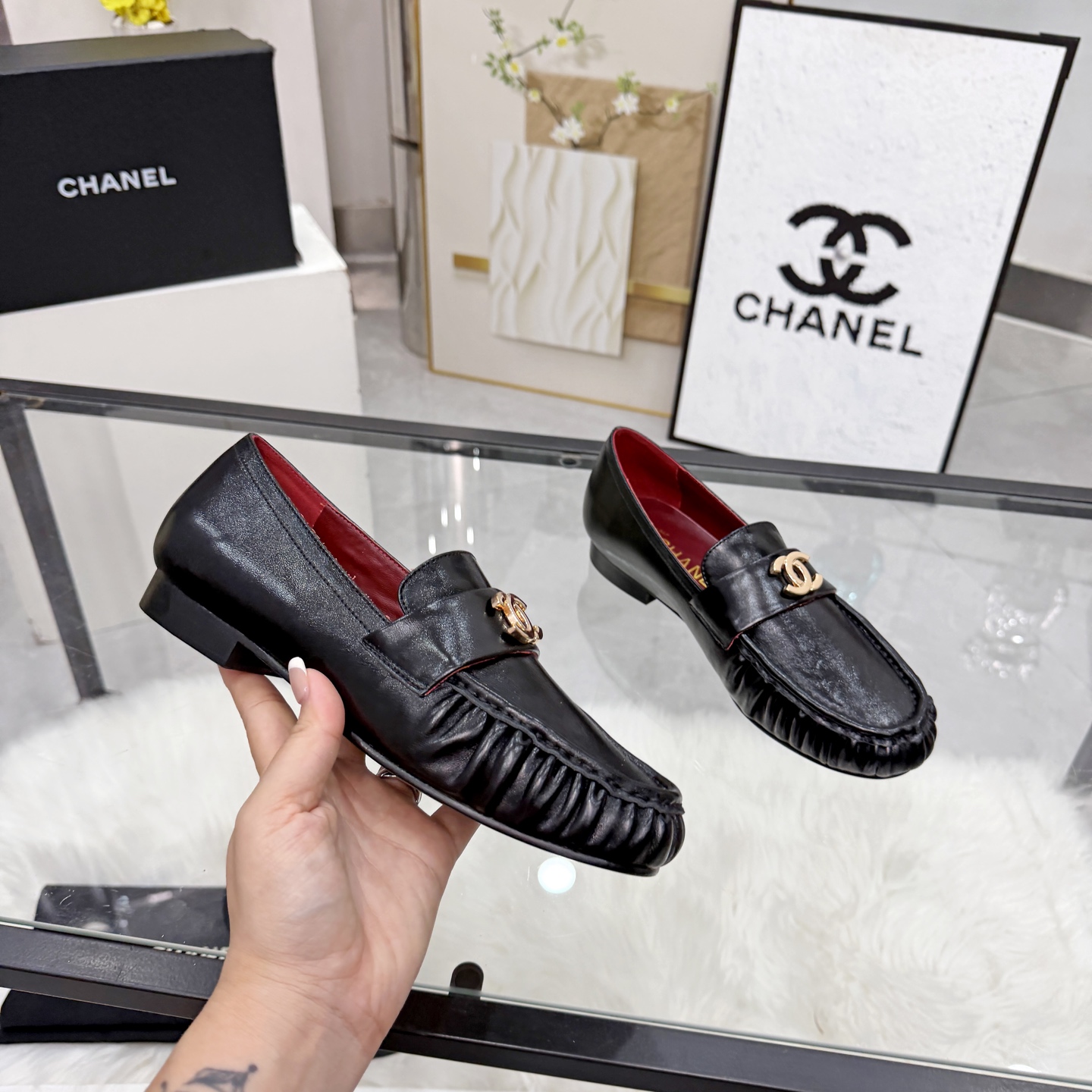 NO:875933,High version of Xiaoxiangjia shoes CHANE*｜, a big hit!  Xiaoxiang 2026 official website Chanel's new four-season shoes, the new series of loafers are full of retro style and the delicate shoe shape is very pleasing to look at. The small square toe makes the feet thinner, and the upper foot gives people a kind of retro feeling shoes of the era. It is a new style of European and American catwalks. The hot product looks beautiful on the legs. Series of shoes 1 Original customized cowhide/butter leather combination 2 Original sheepskin lining insole 3 Outsole: Original genuine leather outsole.  4 code number 35-41 (40 41 customized, non-returnable), loafers half-flop, chanel, chanel, chanel, loafers, cowhide, sheepskin, Leather soles19860909高版本小香家单鞋CHANE*｜,大爆款！小香2026官网香奈儿新款四季单鞋,系列新品乐福鞋满满的复古风 秀气的鞋型 看着就很讨喜,小方头衬托脚也变得瘦瘦的,上脚给人就是一种年代的复古情怀鞋、欧美走秀新款,爆款产品穿起来美腿.系列单鞋 1原版定制牛皮/牛油皮搭配 2原版羊皮内里鞋垫 3大底:原版真皮大底. 4码数35-41（40 41定做不退换）,乐福鞋半拖,chanel,chanel,chanel,loafers,cowhide,sheepskin,Leather soles,Women's Shoes