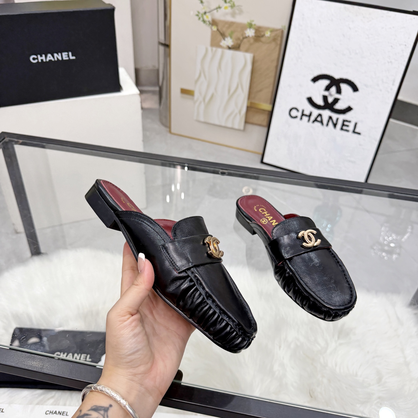 NO:875941,High version of Xiaoxiangjia sandals CHANE*｜, a big hit!  Xiaoxiang 2026 official website Chanel's new four-season sandals, the new series of loafers are full of retro style and the delicate shoe shape is very pleasing to look at. The small round toe makes the feet thinner, and the upper foot gives people a kind of retro feeling shoes of the era. New European and American catwalks, popular products that look beautiful on the legs. Series of sandals 1 original customized cowhide/butter leather 2 original sheepskin lining insole 3 outsole: original genuine leather outsole.  4 code number 35-41 (40 41 customized, non-returnable), loafers and half slippers, chanel, chanel, chanel, loafers, sandals, cowhide, sheepskin, Leather soles19860909高版本小香家凉鞋CHANE*｜,大爆款！小香2026官网香奈儿新款四季凉鞋,系列新品乐福鞋满满的复古风 秀气的鞋型 看着就很讨喜,小圆头衬托脚也变得瘦瘦的,上脚给人就是一种年代的复古情怀鞋、欧美走秀新款,爆款产品穿起来美腿.系列凉鞋 1原版定制牛皮/牛油皮 2原版羊皮内里鞋垫 3大底:原版真皮大底. 4码数35-41（40 41定做不退换）,乐福鞋半拖,chanel,chanel,chanel,loafers,sandals,cowhide,sheepskin,Leather soles,Women's Shoes