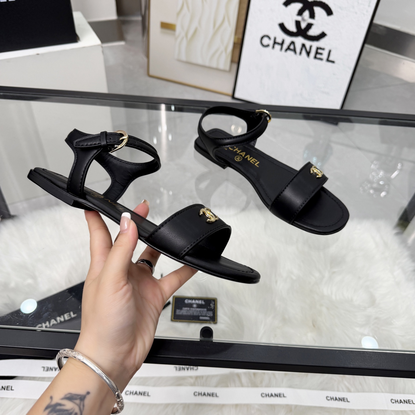 NO:875924,High version of Xiaoxiangjia sandals CHANE*｜, a big hit!  Xiaoxiang 2026 official website Chanel's new four-season sandals, the new series of loafers are full of retro style and the delicate shoe shape is very pleasing to look at. The small round toe makes the feet thinner, and the upper feet give people a kind of retro feeling shoes of the era. New models for European and American catwalks. Popular products look beautiful on the legs. Series of sandals 1 original customized cowhide/sheepskin combination 2 original sheepskin lining insole 3 outsole: original genuine leather outsole.  4 code number 35-41 (40 41 customized, non-refundable), sandals, chanel, chanel, chanel, loafers, sandals, cowhide, sheepskin, Leather soles19860909高版本小香家凉鞋CHANE*｜,大爆款！小香2026官网香奈儿新款四季凉鞋,系列新品乐福鞋满满的复古风 秀气的鞋型 看着就很讨喜,小圆头衬托脚也变得瘦瘦的,上脚给人就是一种年代的复古情怀鞋、欧美走秀新款,爆款产品穿起来美腿.系列凉鞋 1原版定制牛皮/羊皮搭配 2原版羊皮内里鞋垫 3大底:原版真皮大底. 4码数35-41（40 41定做不退换）,凉鞋,chanel,chanel,chanel,loafers,sandals,cowhide,sheepskin,Leather soles,Women's Shoes