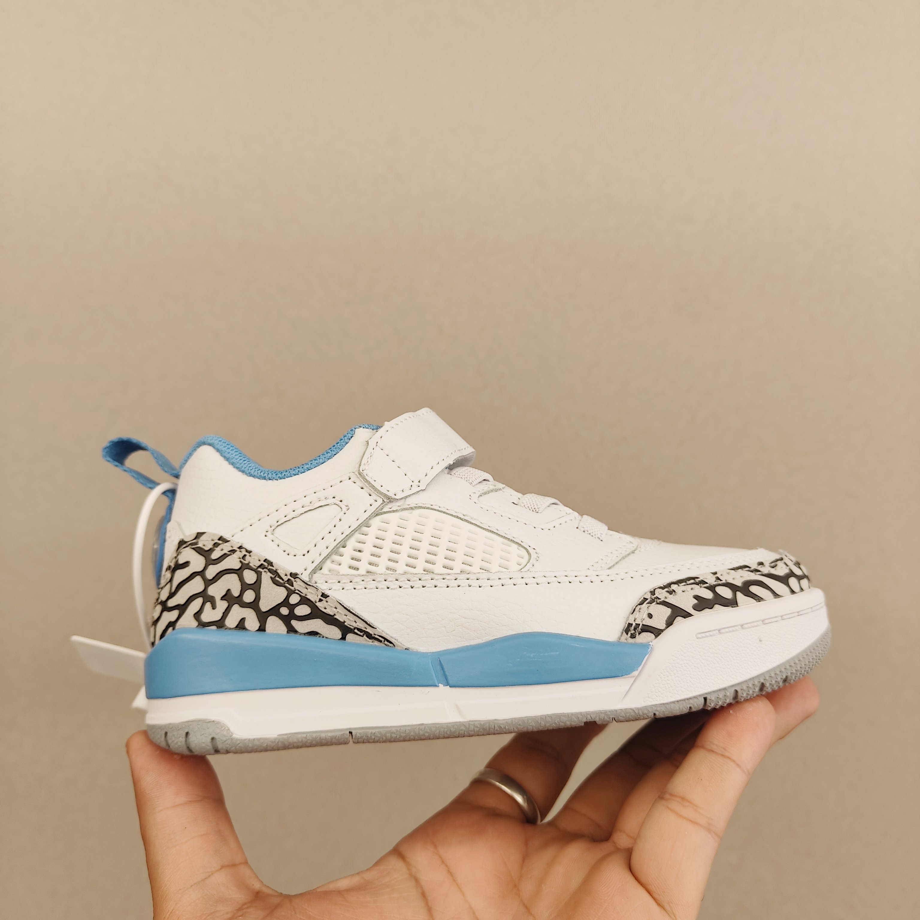 图片[3]-出口订单版本，外国的小朋友脚大，所以我们码数做的比较大。 乔3真标头层魔术扣儿童运动鞋 尺码：28-40码 经典乔丹系列❤️ 魔术扣➕松紧带设计，穿脱自如✔️ 中帮款式设计，保护稚嫩脚踝👍🏻 上脚超级洋气🌟-选品中心