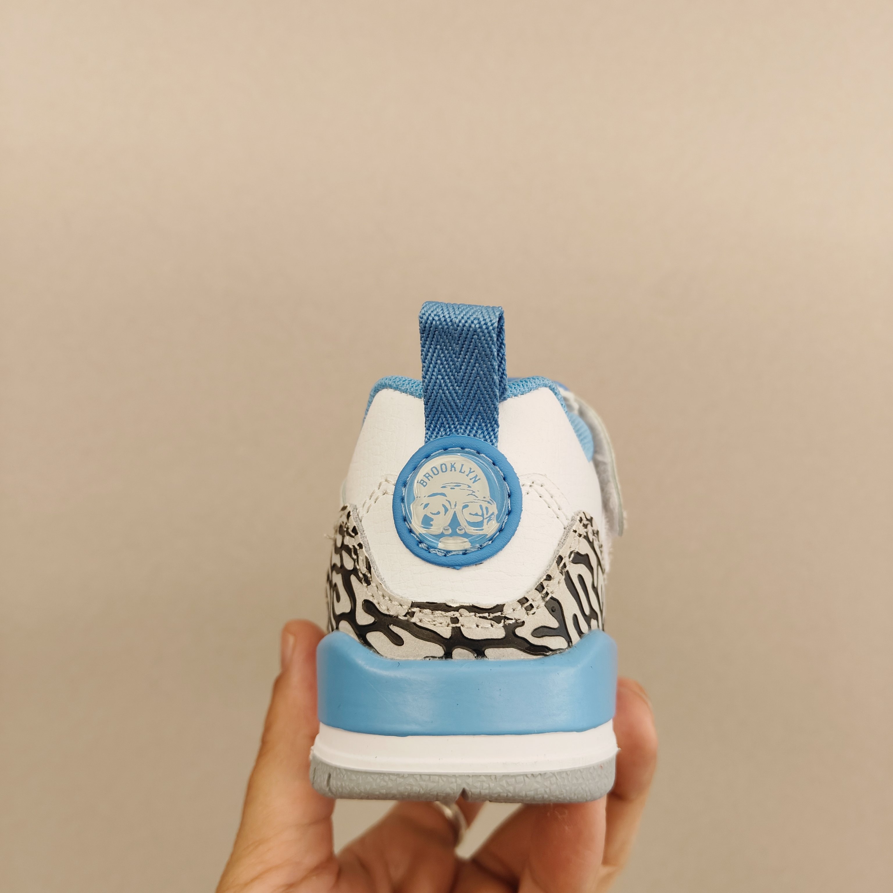 图片[5]-出口订单版本，外国的小朋友脚大，所以我们码数做的比较大。 乔3真标头层魔术扣儿童运动鞋 尺码：28-40码 经典乔丹系列❤️ 魔术扣➕松紧带设计，穿脱自如✔️ 中帮款式设计，保护稚嫩脚踝👍🏻 上脚超级洋气🌟-选品中心