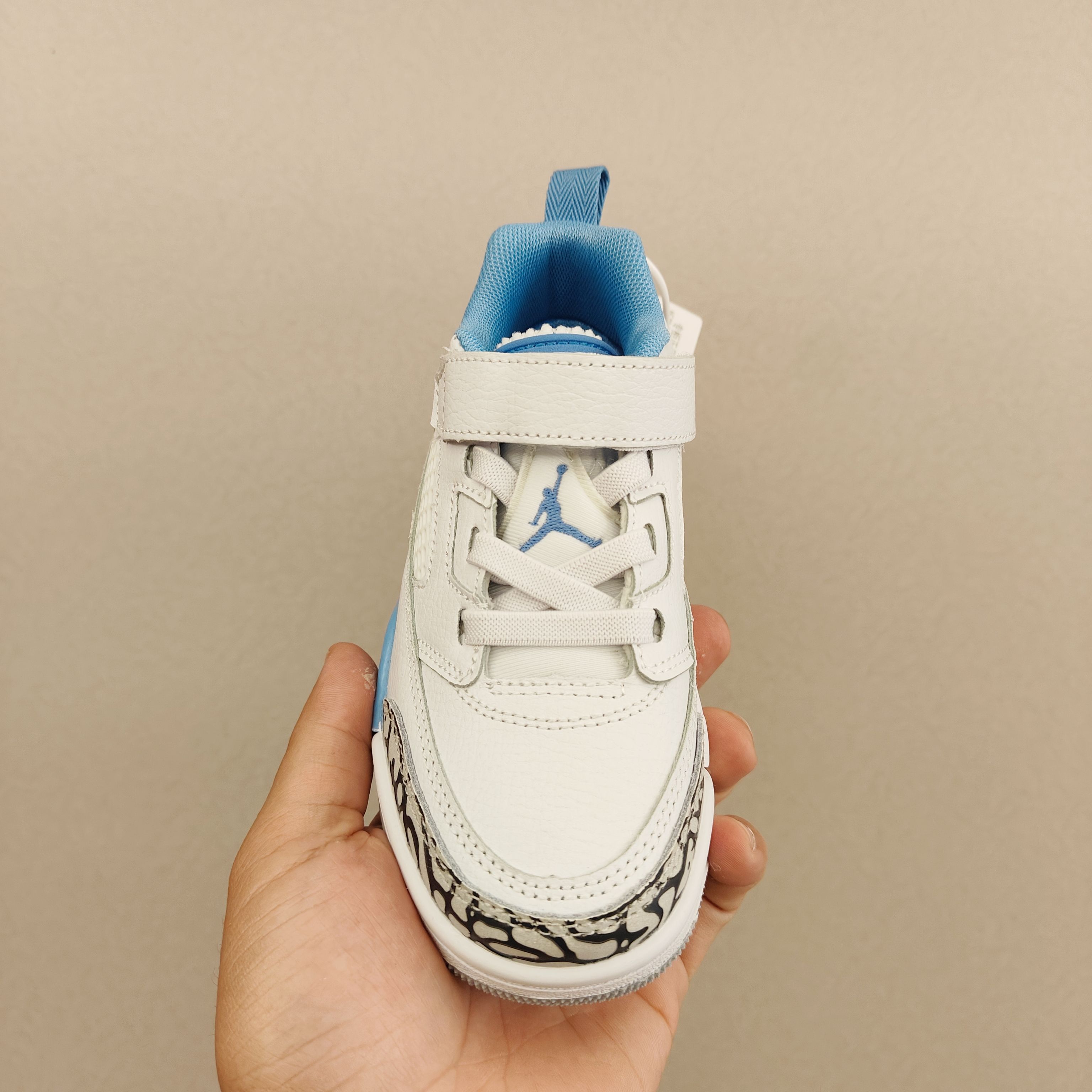 图片[4]-出口订单版本，外国的小朋友脚大，所以我们码数做的比较大。 乔3真标头层魔术扣儿童运动鞋 尺码：28-40码 经典乔丹系列❤️ 魔术扣➕松紧带设计，穿脱自如✔️ 中帮款式设计，保护稚嫩脚踝👍🏻 上脚超级洋气🌟-选品中心