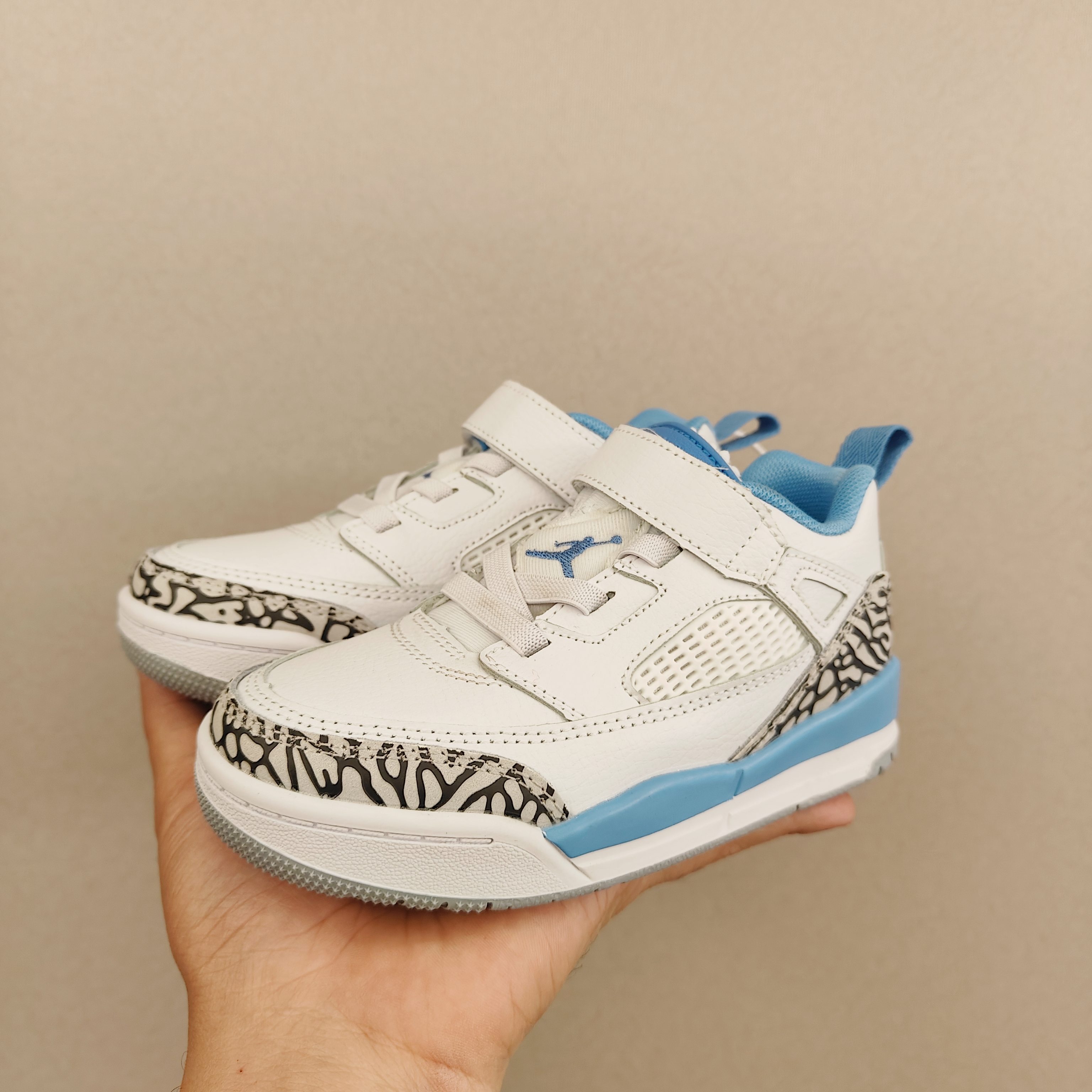 图片[7]-出口订单版本，外国的小朋友脚大，所以我们码数做的比较大。 乔3真标头层魔术扣儿童运动鞋 尺码：28-40码 经典乔丹系列❤️ 魔术扣➕松紧带设计，穿脱自如✔️ 中帮款式设计，保护稚嫩脚踝👍🏻 上脚超级洋气🌟-选品中心