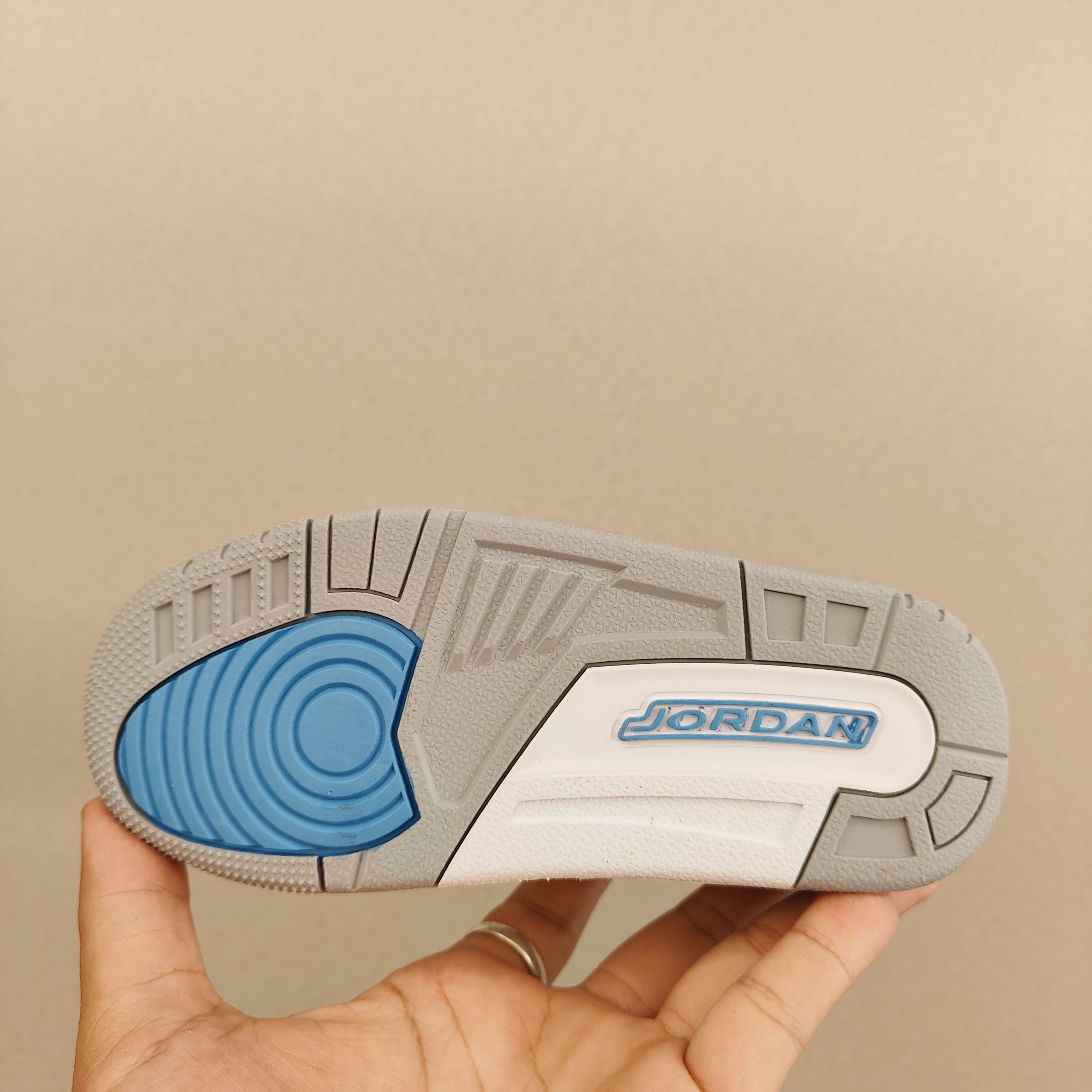 图片[6]-出口订单版本，外国的小朋友脚大，所以我们码数做的比较大。 乔3真标头层魔术扣儿童运动鞋 尺码：28-40码 经典乔丹系列❤️ 魔术扣➕松紧带设计，穿脱自如✔️ 中帮款式设计，保护稚嫩脚踝👍🏻 上脚超级洋气🌟-选品中心