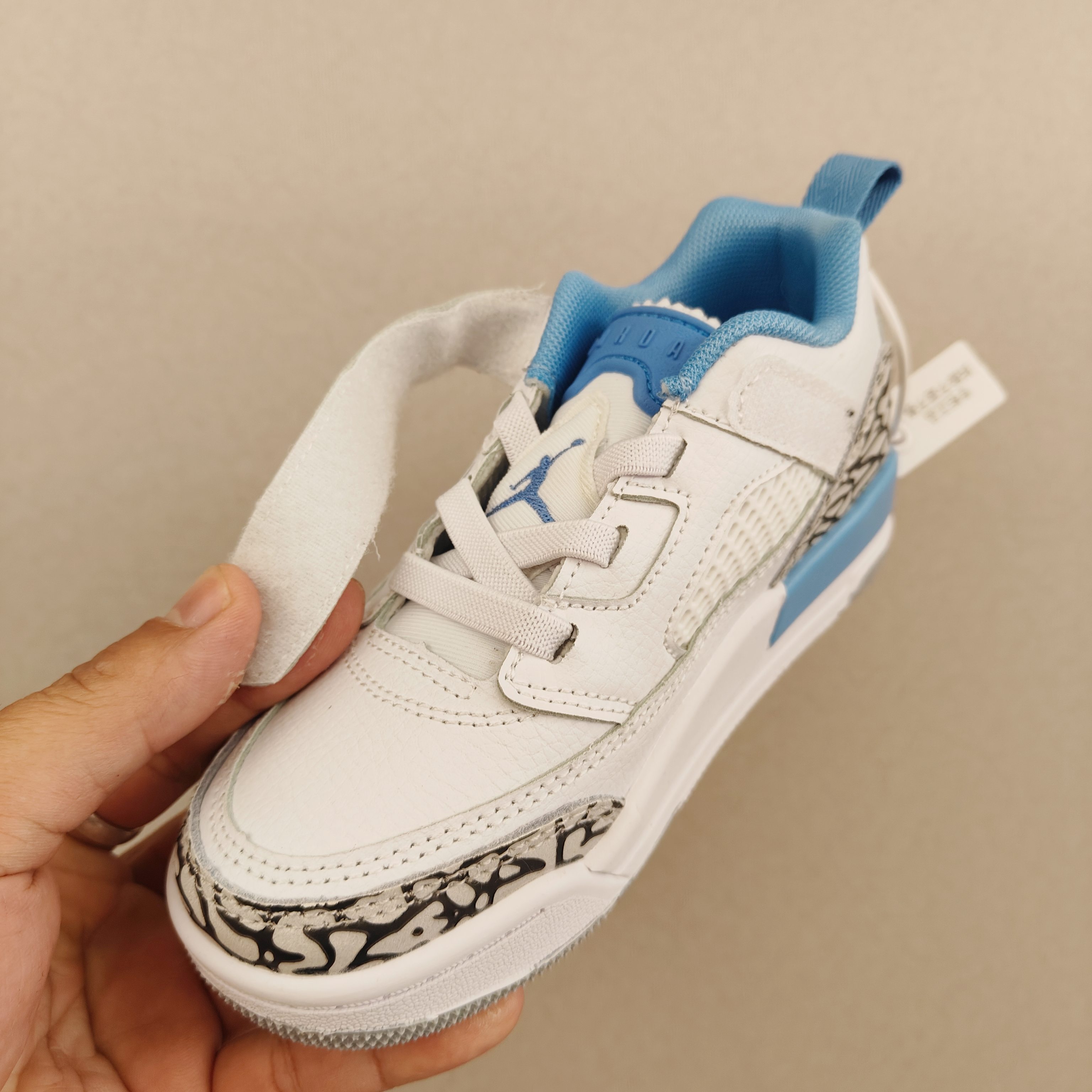 图片[8]-出口订单版本，外国的小朋友脚大，所以我们码数做的比较大。 乔3真标头层魔术扣儿童运动鞋 尺码：28-40码 经典乔丹系列❤️ 魔术扣➕松紧带设计，穿脱自如✔️ 中帮款式设计，保护稚嫩脚踝👍🏻 上脚超级洋气🌟-选品中心