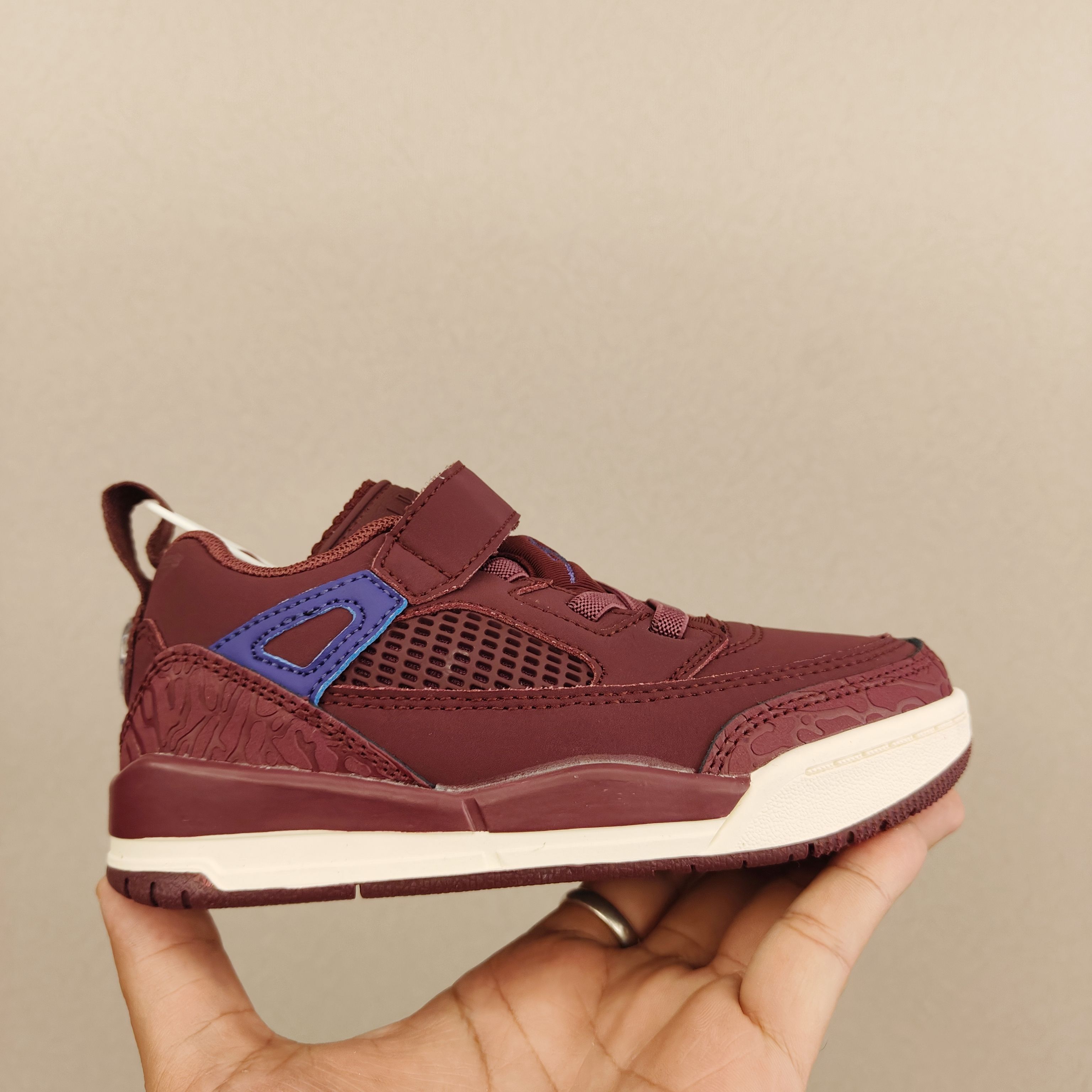 图片[3]-出口订单版本，外国的小朋友脚大，所以我们码数做的比较大。 乔3真标头层魔术扣儿童运动鞋 尺码：28-40码 经典乔丹系列❤️ 魔术扣➕松紧带设计，穿脱自如✔️ 中帮款式设计，保护稚嫩脚踝👍🏻 上脚超级洋气-选品中心