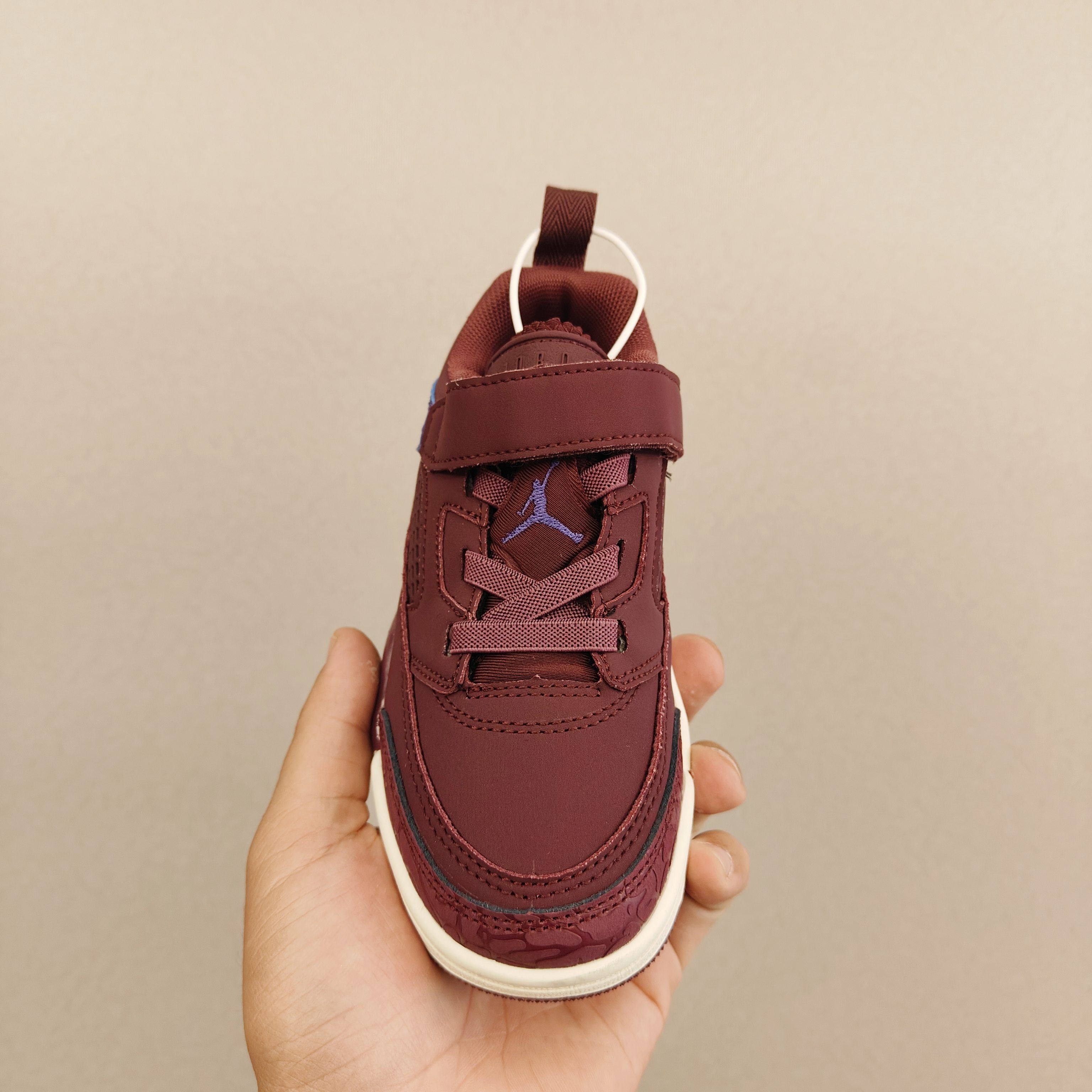 图片[4]-出口订单版本，外国的小朋友脚大，所以我们码数做的比较大。 乔3真标头层魔术扣儿童运动鞋 尺码：28-40码 经典乔丹系列❤️ 魔术扣➕松紧带设计，穿脱自如✔️ 中帮款式设计，保护稚嫩脚踝👍🏻 上脚超级洋气-选品中心