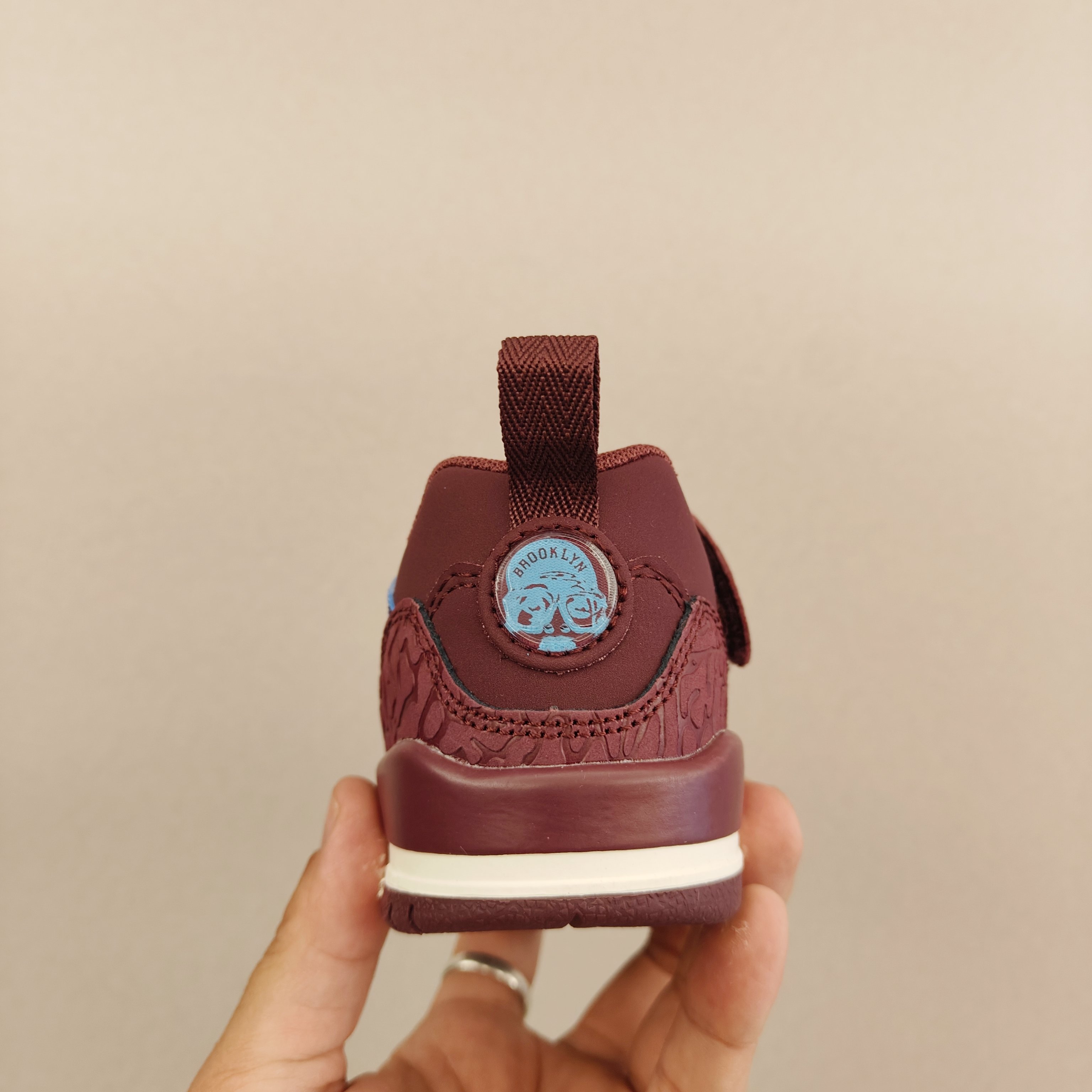 图片[5]-出口订单版本，外国的小朋友脚大，所以我们码数做的比较大。 乔3真标头层魔术扣儿童运动鞋 尺码：28-40码 经典乔丹系列❤️ 魔术扣➕松紧带设计，穿脱自如✔️ 中帮款式设计，保护稚嫩脚踝👍🏻 上脚超级洋气-选品中心