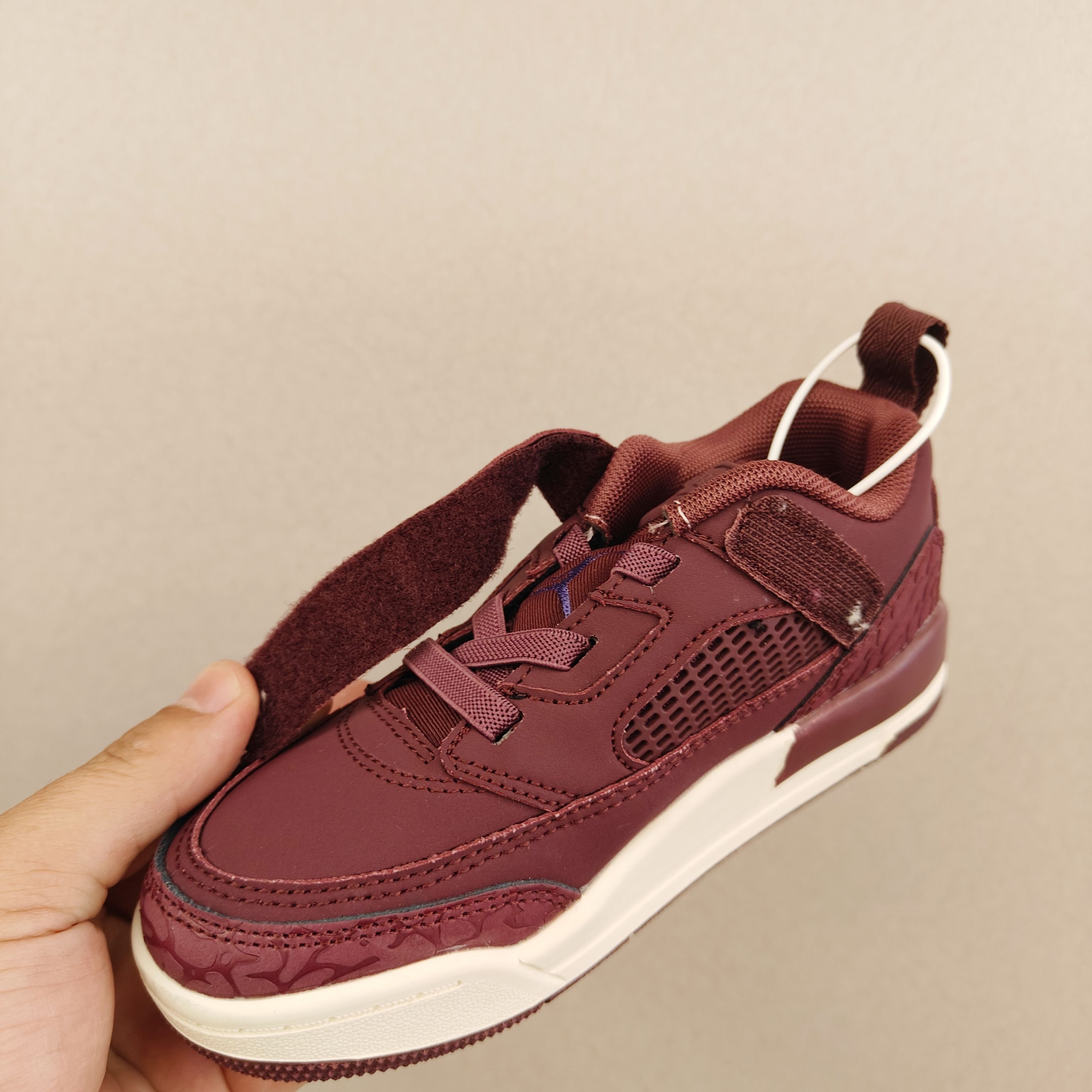 图片[8]-出口订单版本，外国的小朋友脚大，所以我们码数做的比较大。 乔3真标头层魔术扣儿童运动鞋 尺码：28-40码 经典乔丹系列❤️ 魔术扣➕松紧带设计，穿脱自如✔️ 中帮款式设计，保护稚嫩脚踝👍🏻 上脚超级洋气-选品中心