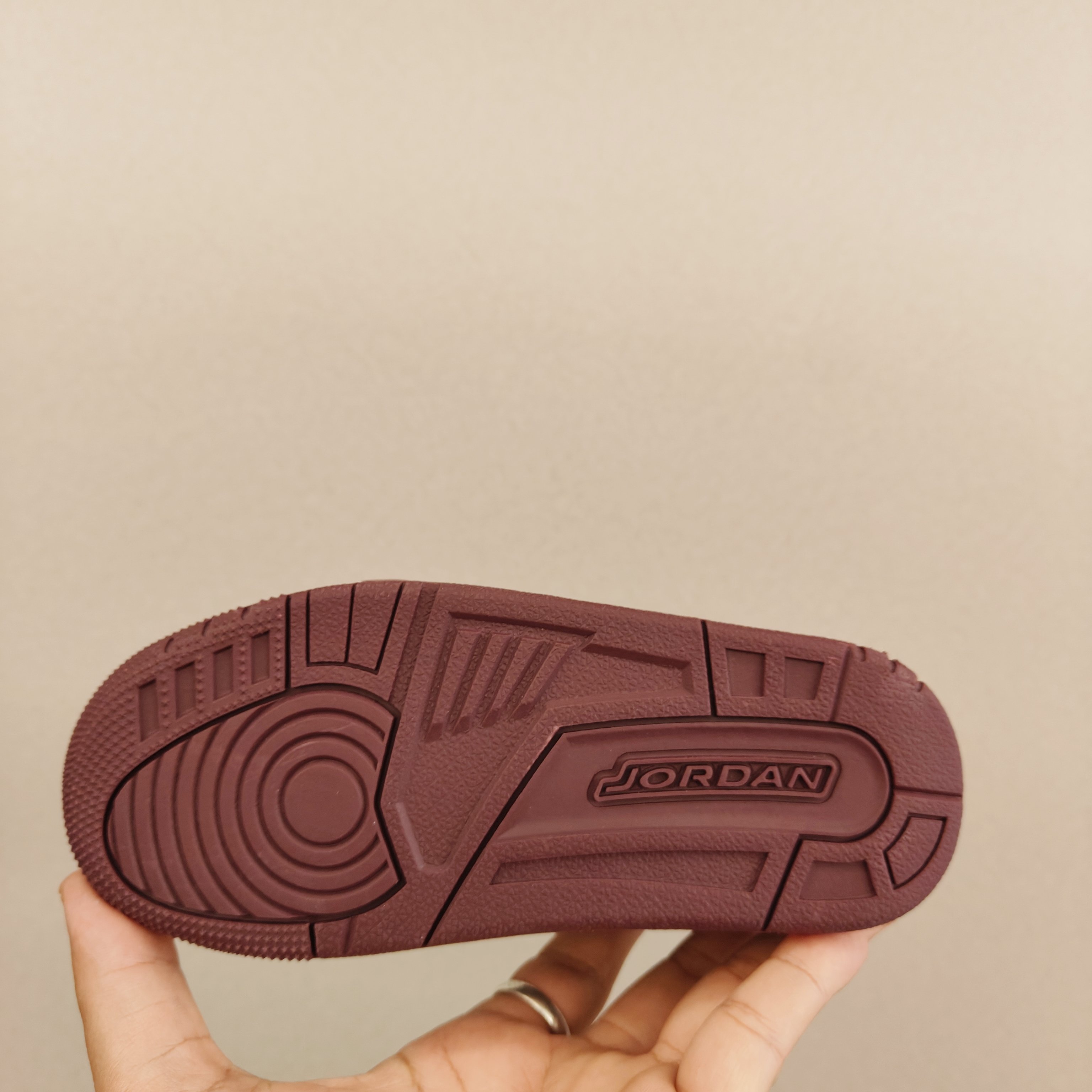 图片[6]-出口订单版本，外国的小朋友脚大，所以我们码数做的比较大。 乔3真标头层魔术扣儿童运动鞋 尺码：28-40码 经典乔丹系列❤️ 魔术扣➕松紧带设计，穿脱自如✔️ 中帮款式设计，保护稚嫩脚踝👍🏻 上脚超级洋气-选品中心