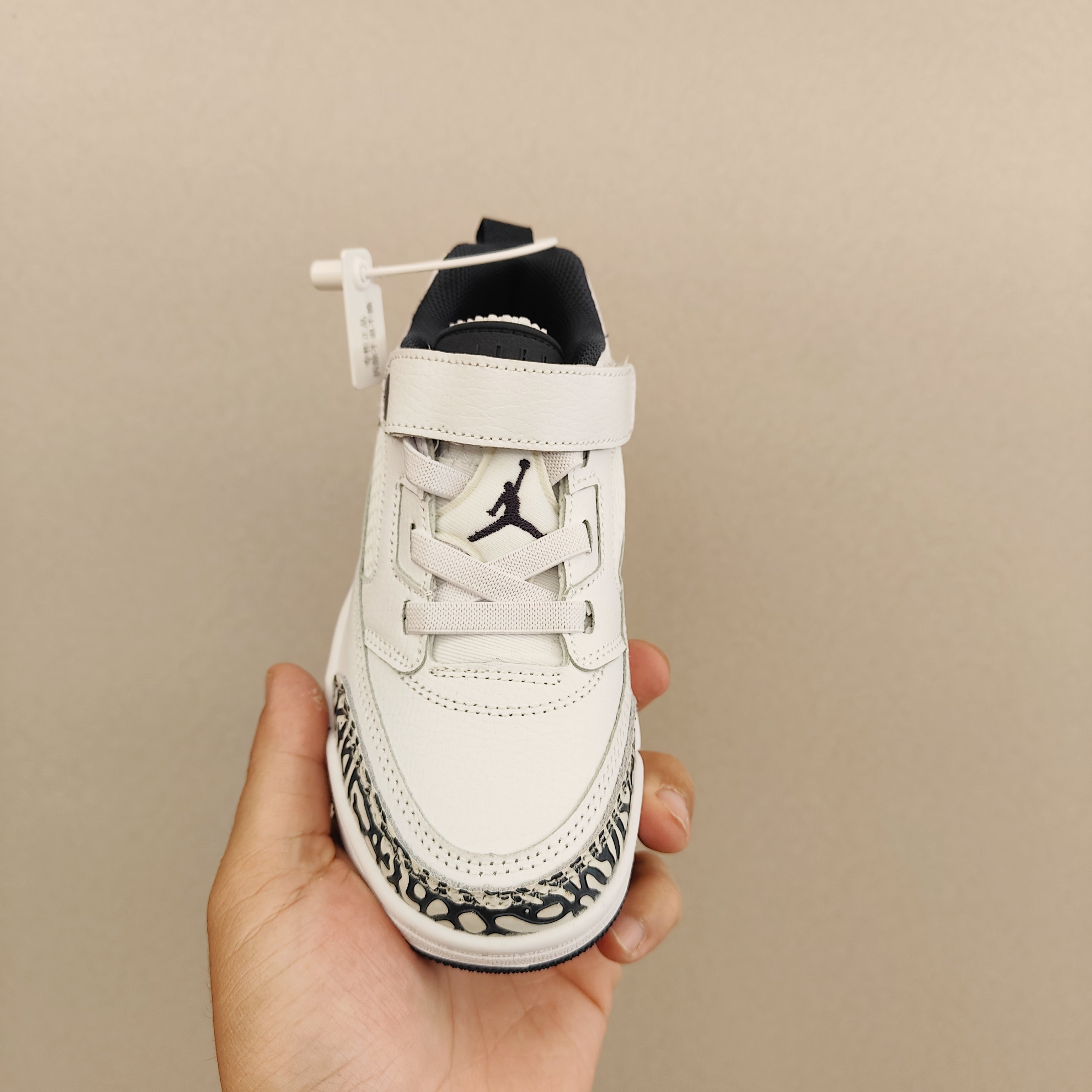 图片[4]-出口订单版本，外国的小朋友脚大，所以我们码数做的比较大。 乔3真标头层魔术扣儿童运动鞋 尺码：28-40码 经典乔丹系列❤️ 魔术扣➕松紧带设计，穿脱自如✔️ 中帮款式设计，保护稚嫩脚踝👍🏻 上脚超级洋气-选品中心