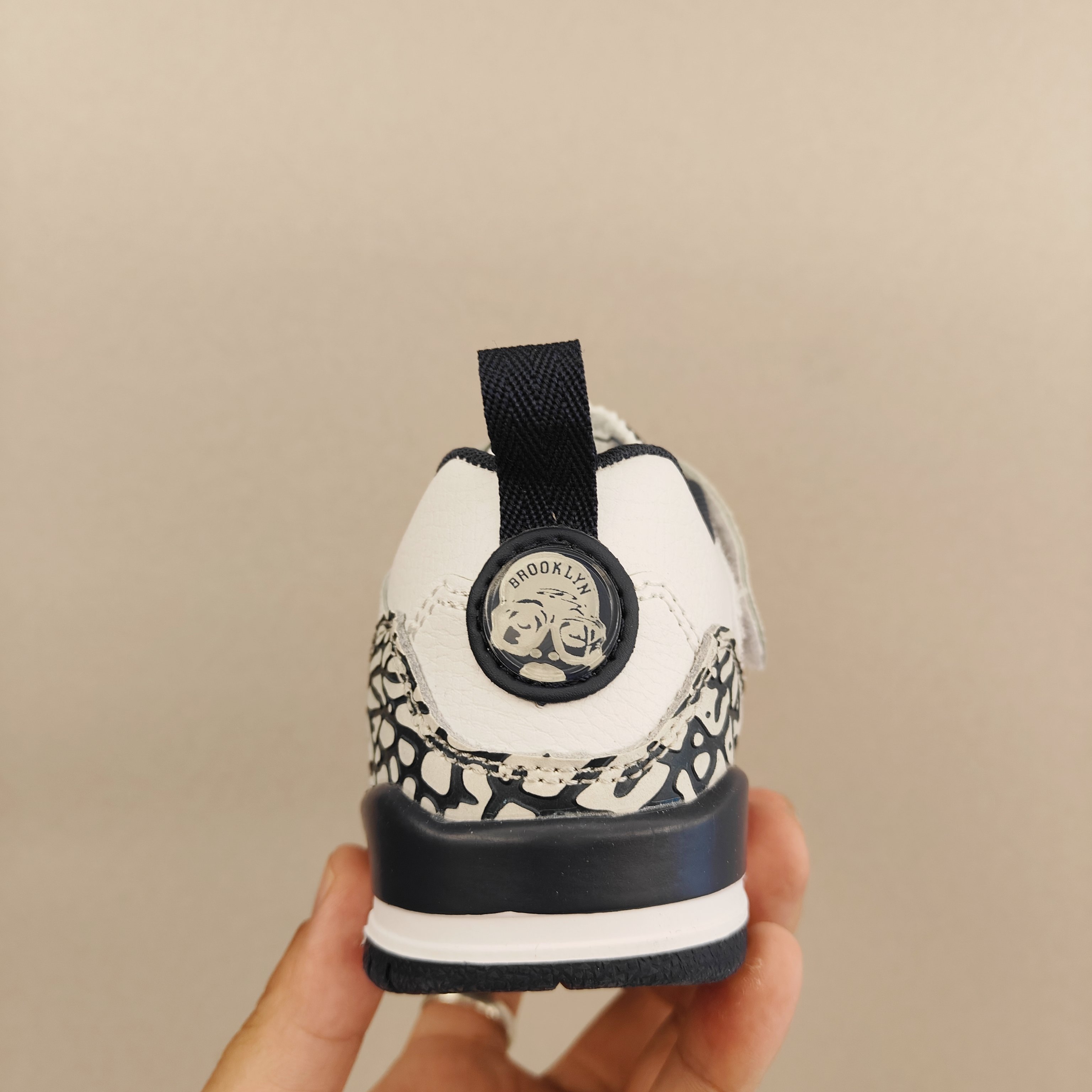 图片[5]-出口订单版本，外国的小朋友脚大，所以我们码数做的比较大。 乔3真标头层魔术扣儿童运动鞋 尺码：28-40码 经典乔丹系列❤️ 魔术扣➕松紧带设计，穿脱自如✔️ 中帮款式设计，保护稚嫩脚踝👍🏻 上脚超级洋气-选品中心