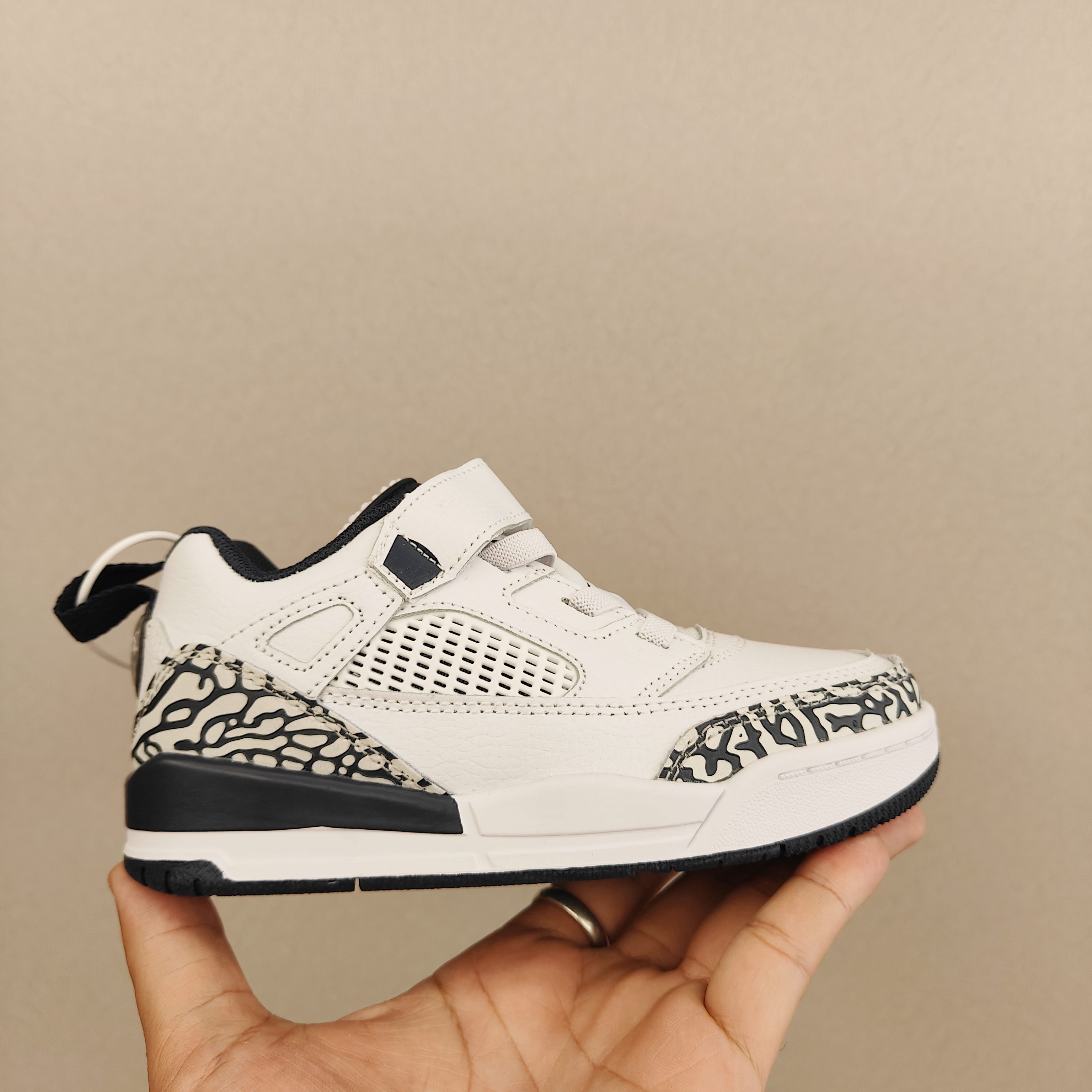 图片[3]-出口订单版本，外国的小朋友脚大，所以我们码数做的比较大。 乔3真标头层魔术扣儿童运动鞋 尺码：28-40码 经典乔丹系列❤️ 魔术扣➕松紧带设计，穿脱自如✔️ 中帮款式设计，保护稚嫩脚踝👍🏻 上脚超级洋气-选品中心