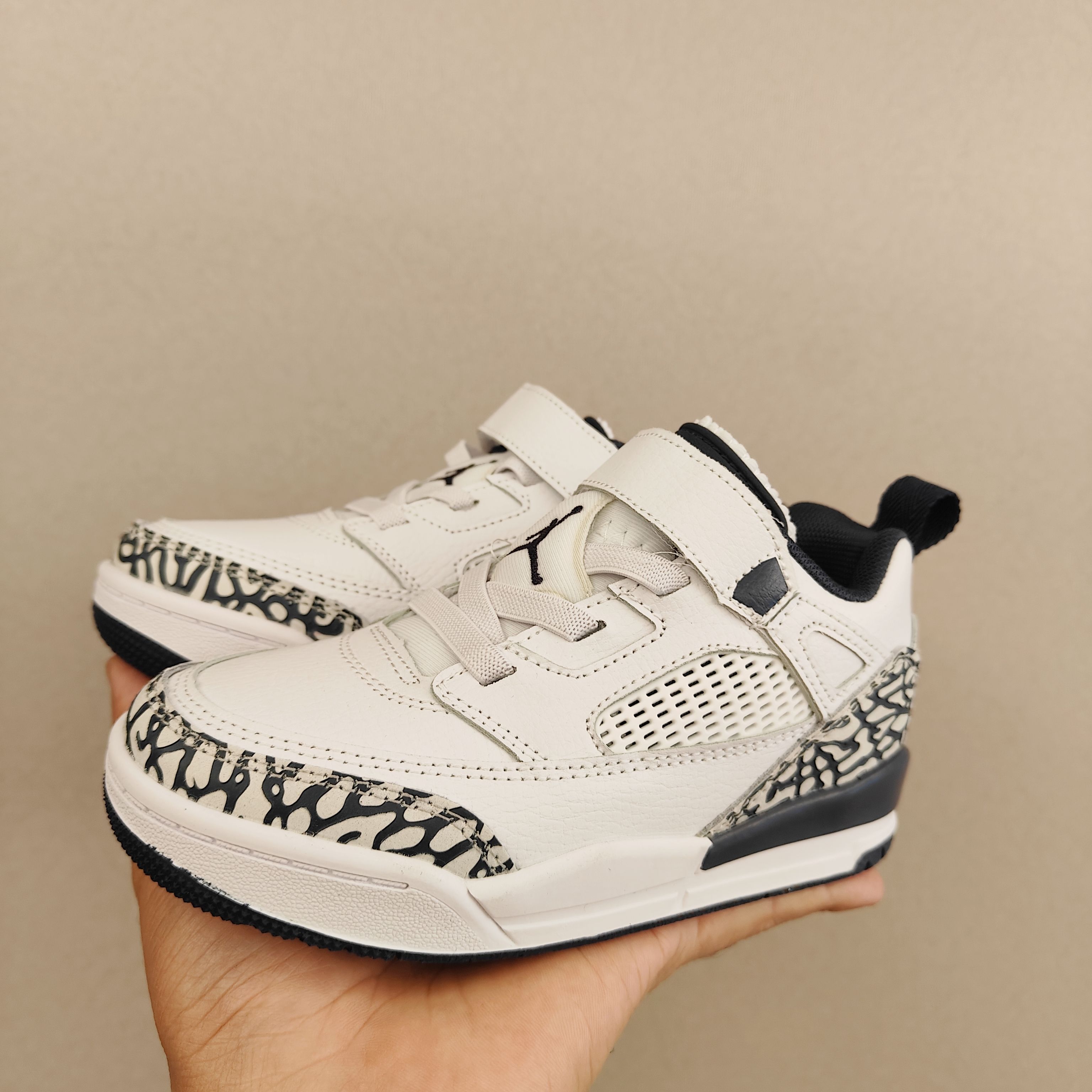 图片[7]-出口订单版本，外国的小朋友脚大，所以我们码数做的比较大。 乔3真标头层魔术扣儿童运动鞋 尺码：28-40码 经典乔丹系列❤️ 魔术扣➕松紧带设计，穿脱自如✔️ 中帮款式设计，保护稚嫩脚踝👍🏻 上脚超级洋气-选品中心