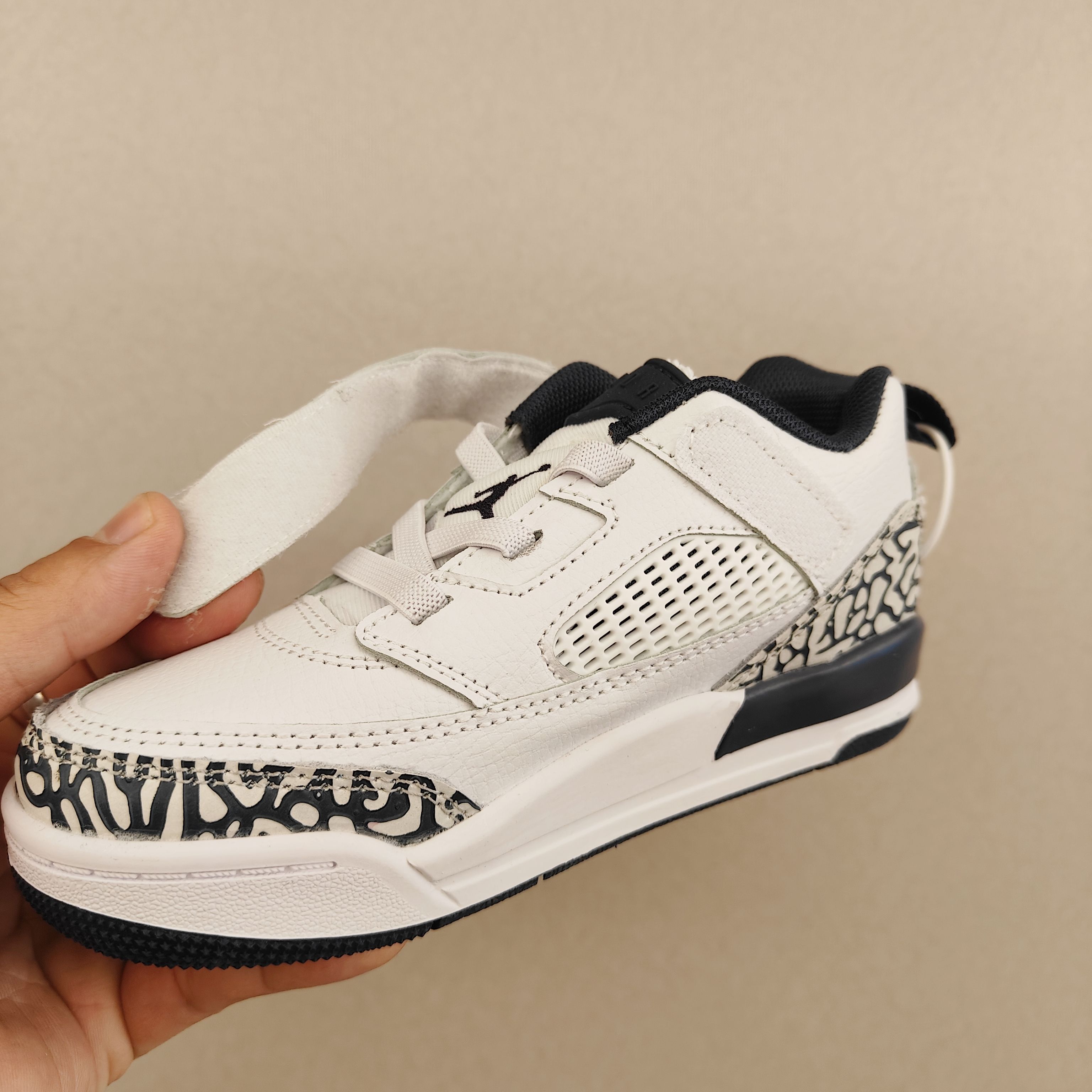 图片[8]-出口订单版本，外国的小朋友脚大，所以我们码数做的比较大。 乔3真标头层魔术扣儿童运动鞋 尺码：28-40码 经典乔丹系列❤️ 魔术扣➕松紧带设计，穿脱自如✔️ 中帮款式设计，保护稚嫩脚踝👍🏻 上脚超级洋气-选品中心