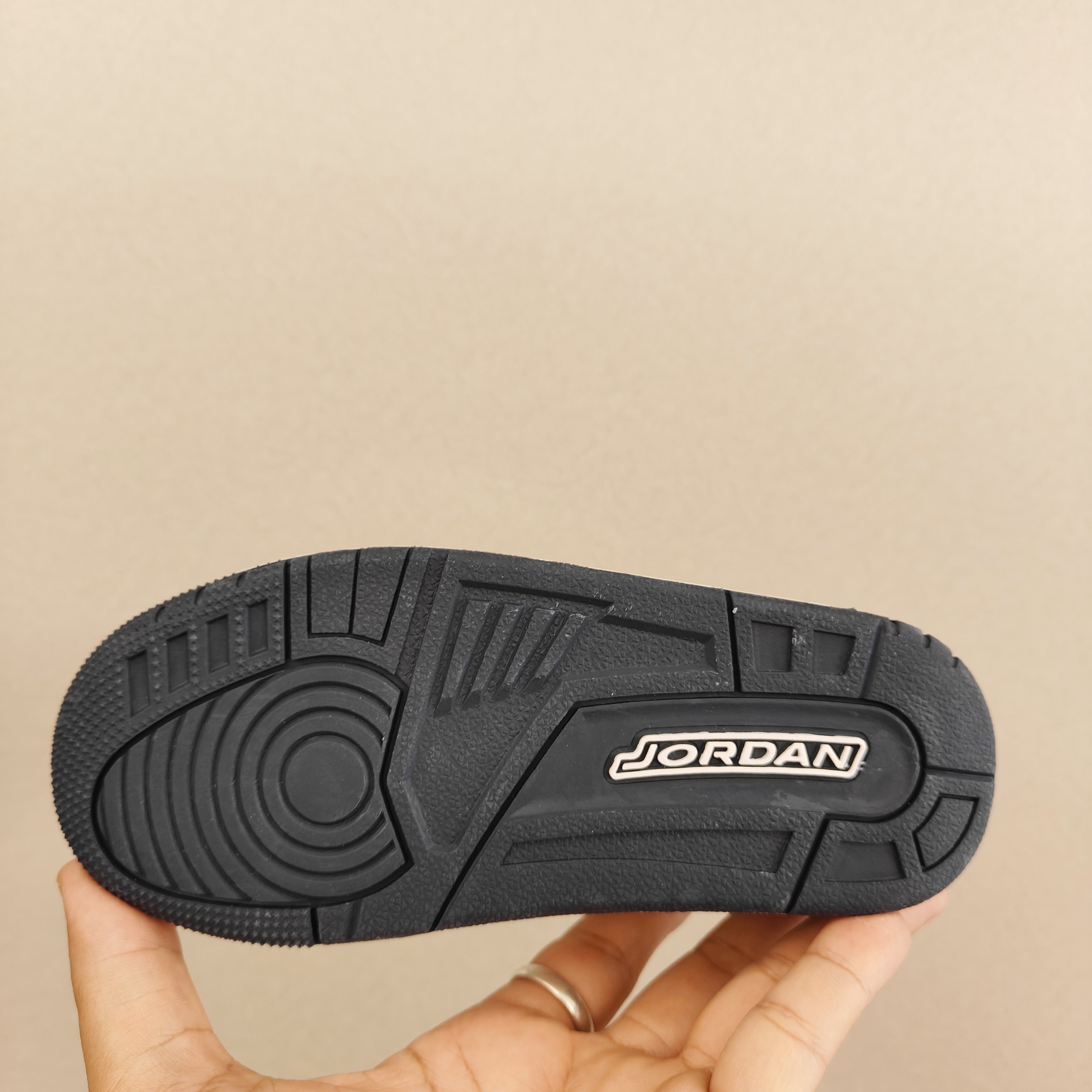 图片[6]-出口订单版本，外国的小朋友脚大，所以我们码数做的比较大。 乔3真标头层魔术扣儿童运动鞋 尺码：28-40码 经典乔丹系列❤️ 魔术扣➕松紧带设计，穿脱自如✔️ 中帮款式设计，保护稚嫩脚踝👍🏻 上脚超级洋气-选品中心