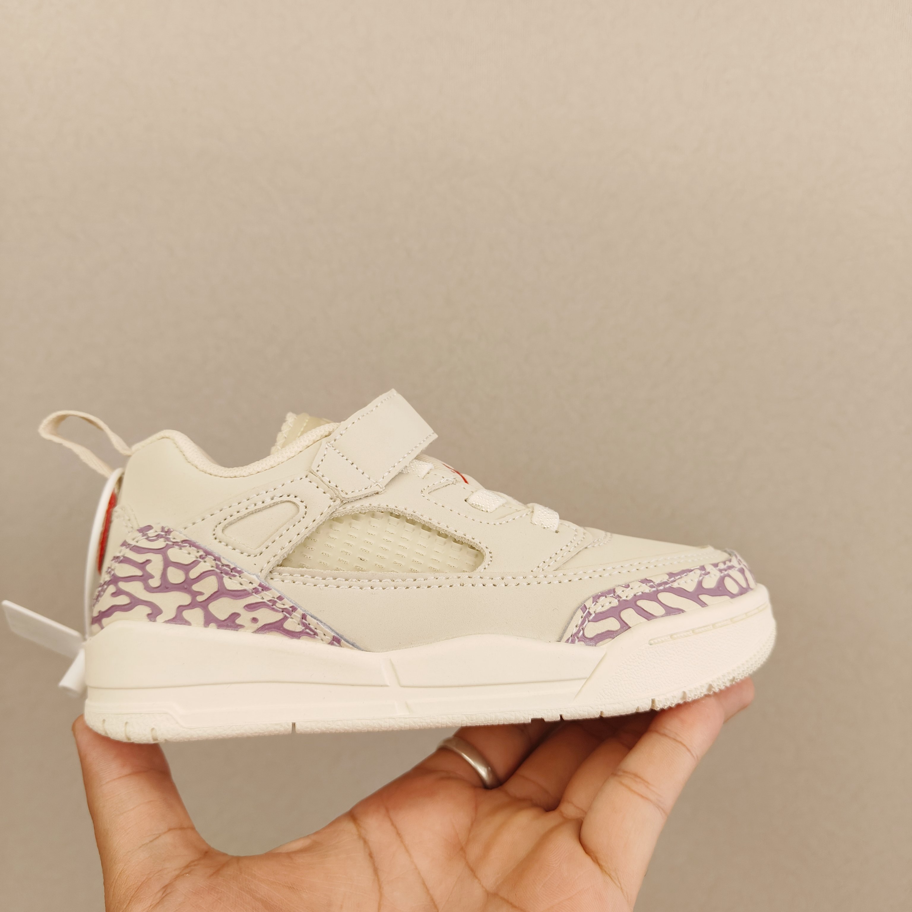 图片[3]-出口订单版本，外国的小朋友脚大，所以我们码数做的比较大。 乔3真标头层魔术扣儿童运动鞋 尺码：28-40码 经典乔丹系列❤️ 魔术扣➕松紧带设计，穿脱自如✔️ 中帮款式设计，保护稚嫩脚踝👍🏻 上脚超级洋气-选品中心