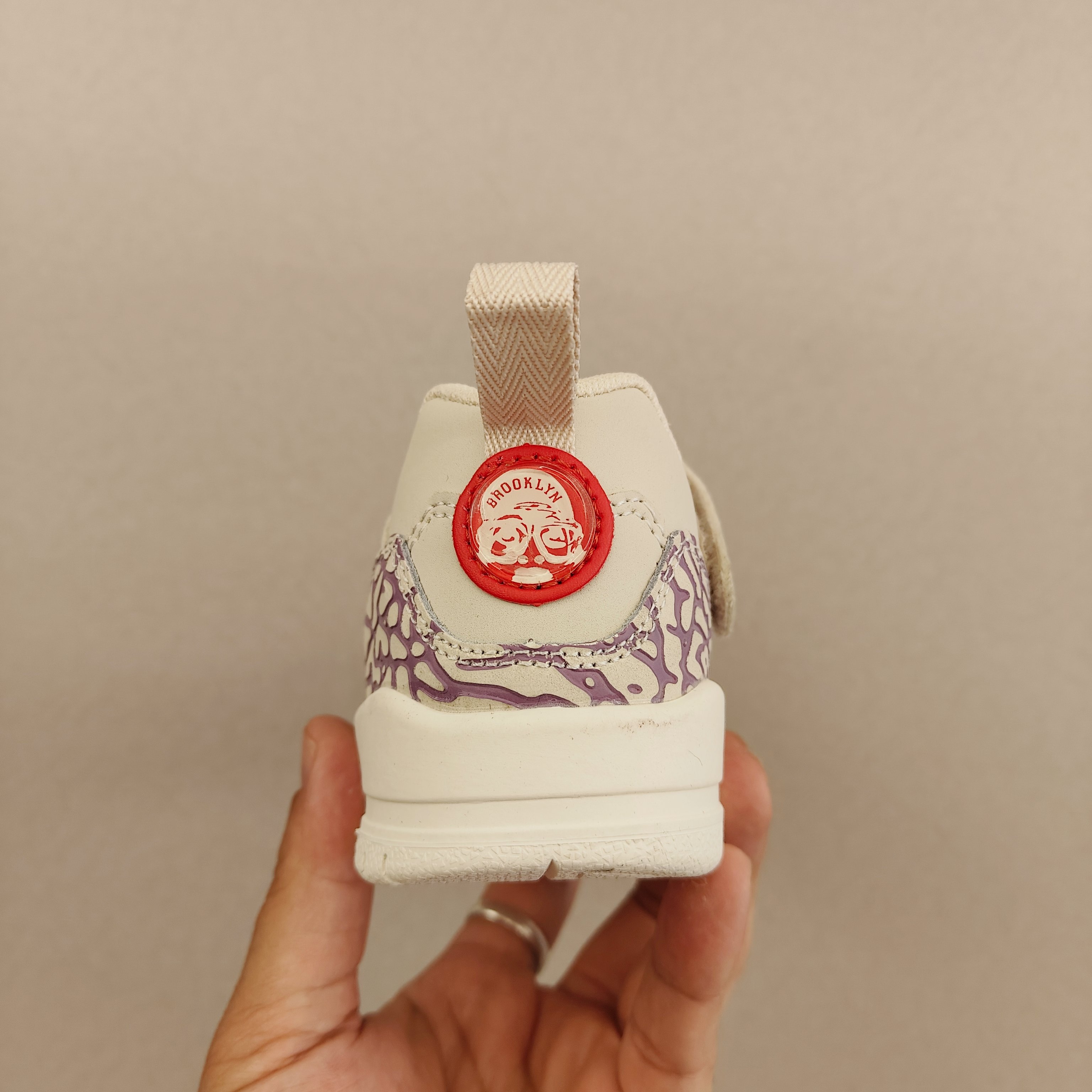 图片[5]-出口订单版本，外国的小朋友脚大，所以我们码数做的比较大。 乔3真标头层魔术扣儿童运动鞋 尺码：28-40码 经典乔丹系列❤️ 魔术扣➕松紧带设计，穿脱自如✔️ 中帮款式设计，保护稚嫩脚踝👍🏻 上脚超级洋气-选品中心