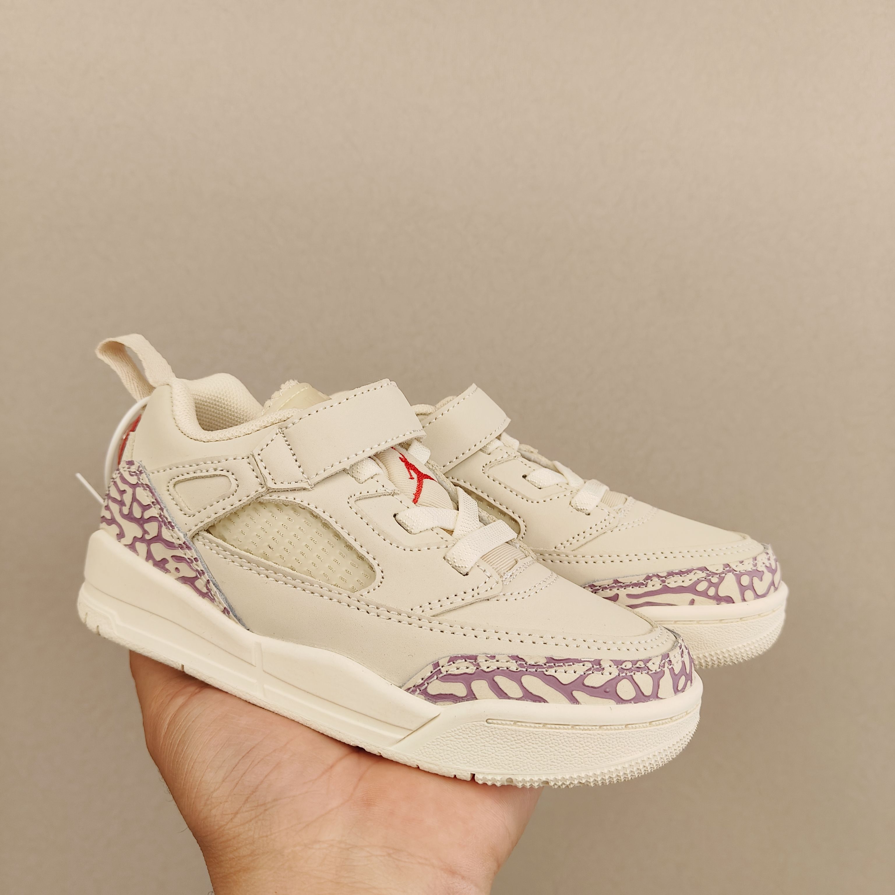 图片[2]-出口订单版本，外国的小朋友脚大，所以我们码数做的比较大。 乔3真标头层魔术扣儿童运动鞋 尺码：28-40码 经典乔丹系列❤️ 魔术扣➕松紧带设计，穿脱自如✔️ 中帮款式设计，保护稚嫩脚踝👍🏻 上脚超级洋气-选品中心