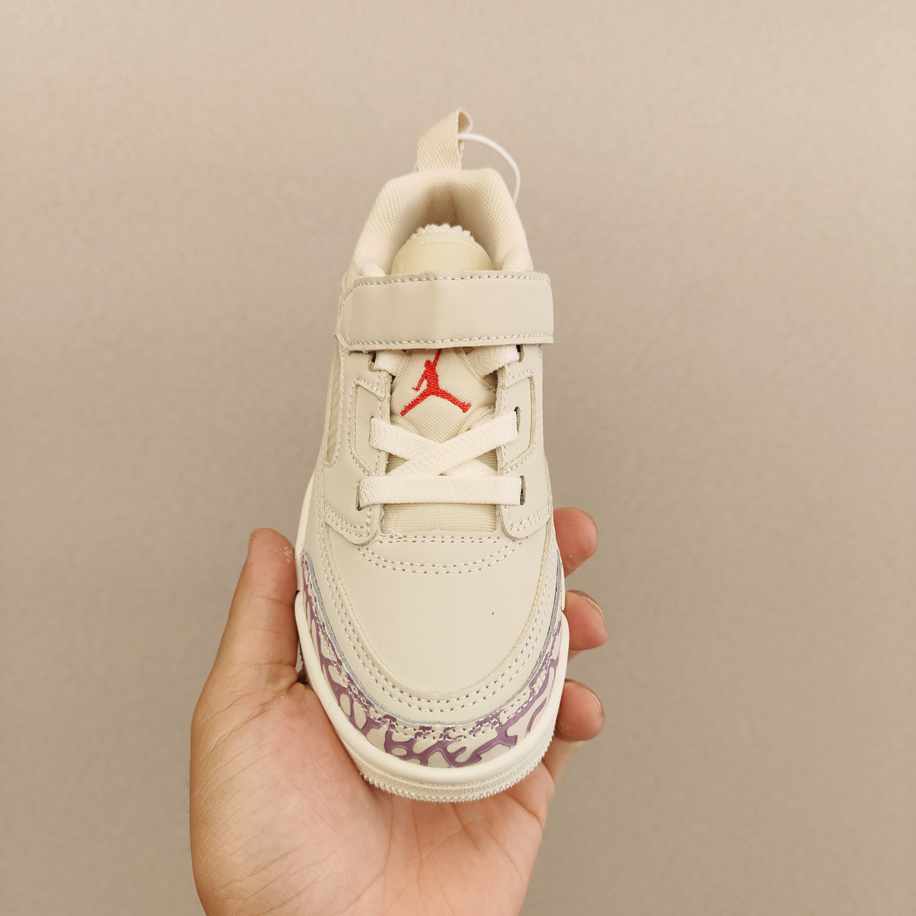 图片[4]-出口订单版本，外国的小朋友脚大，所以我们码数做的比较大。 乔3真标头层魔术扣儿童运动鞋 尺码：28-40码 经典乔丹系列❤️ 魔术扣➕松紧带设计，穿脱自如✔️ 中帮款式设计，保护稚嫩脚踝👍🏻 上脚超级洋气-选品中心