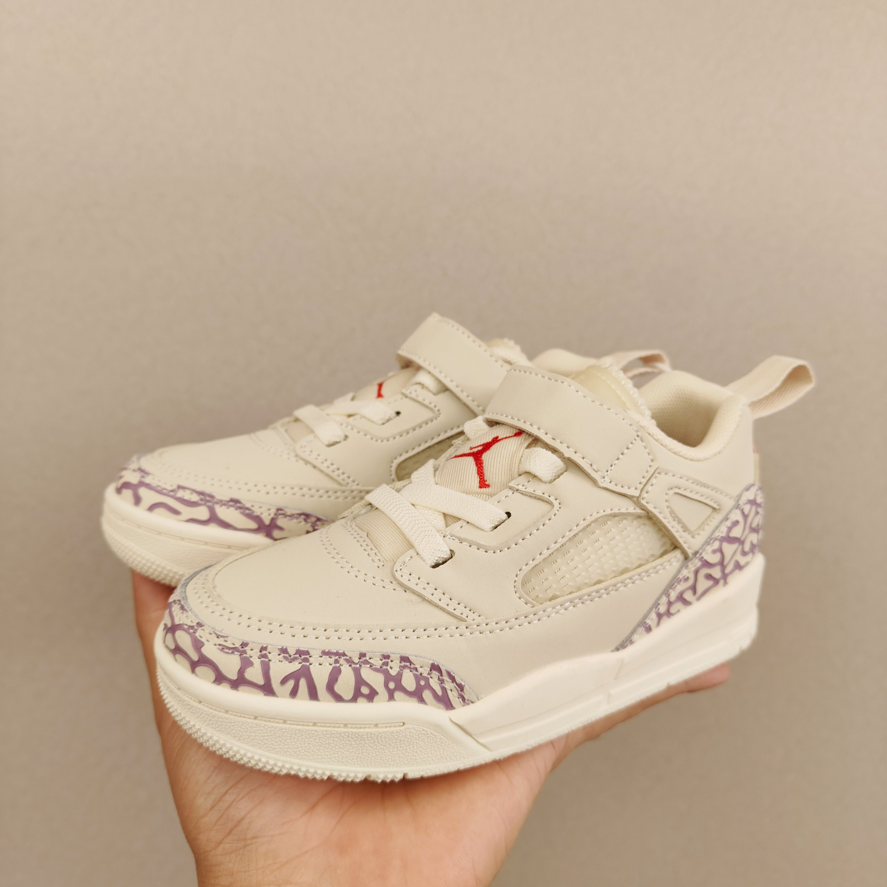 图片[7]-出口订单版本，外国的小朋友脚大，所以我们码数做的比较大。 乔3真标头层魔术扣儿童运动鞋 尺码：28-40码 经典乔丹系列❤️ 魔术扣➕松紧带设计，穿脱自如✔️ 中帮款式设计，保护稚嫩脚踝👍🏻 上脚超级洋气-选品中心