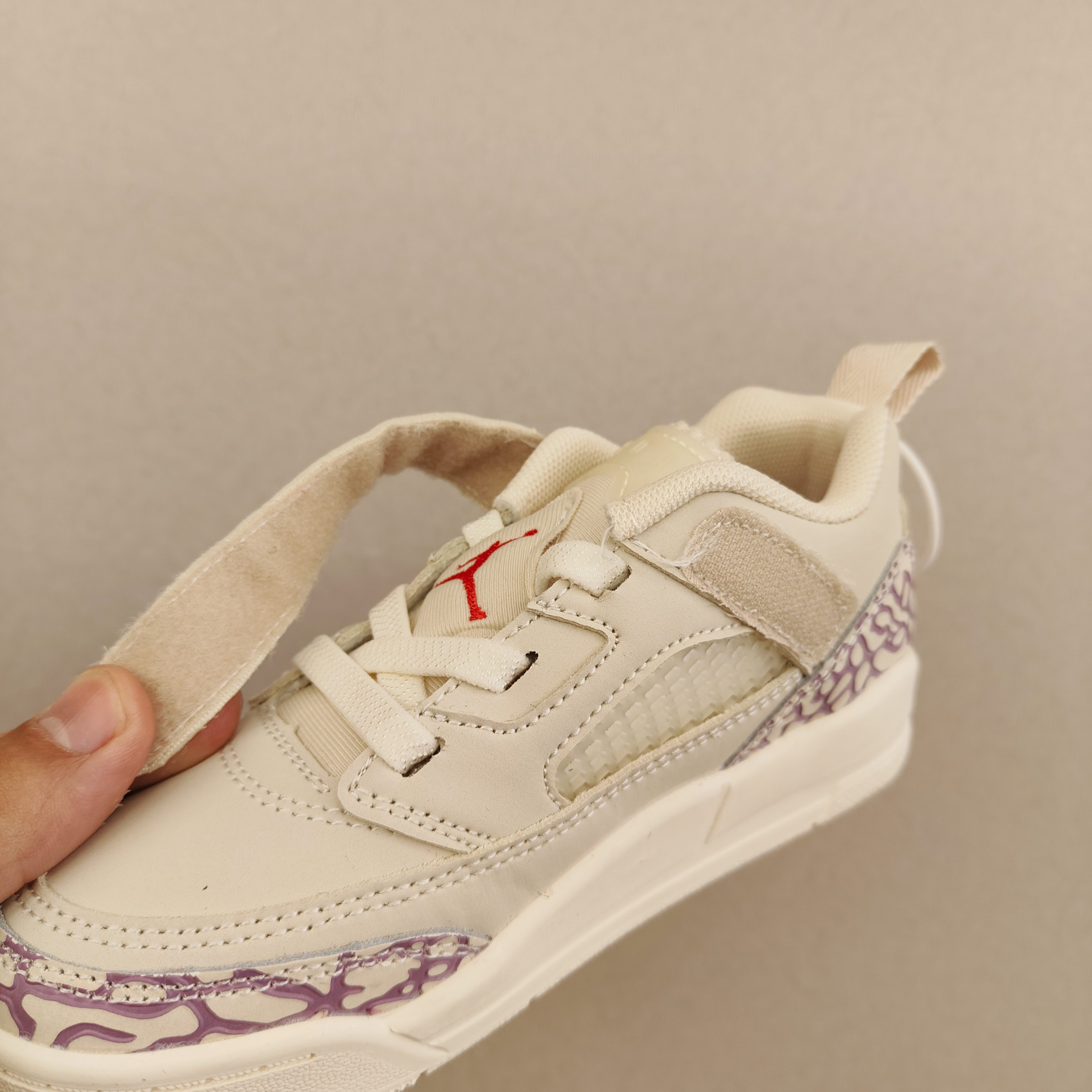 图片[8]-出口订单版本，外国的小朋友脚大，所以我们码数做的比较大。 乔3真标头层魔术扣儿童运动鞋 尺码：28-40码 经典乔丹系列❤️ 魔术扣➕松紧带设计，穿脱自如✔️ 中帮款式设计，保护稚嫩脚踝👍🏻 上脚超级洋气-选品中心