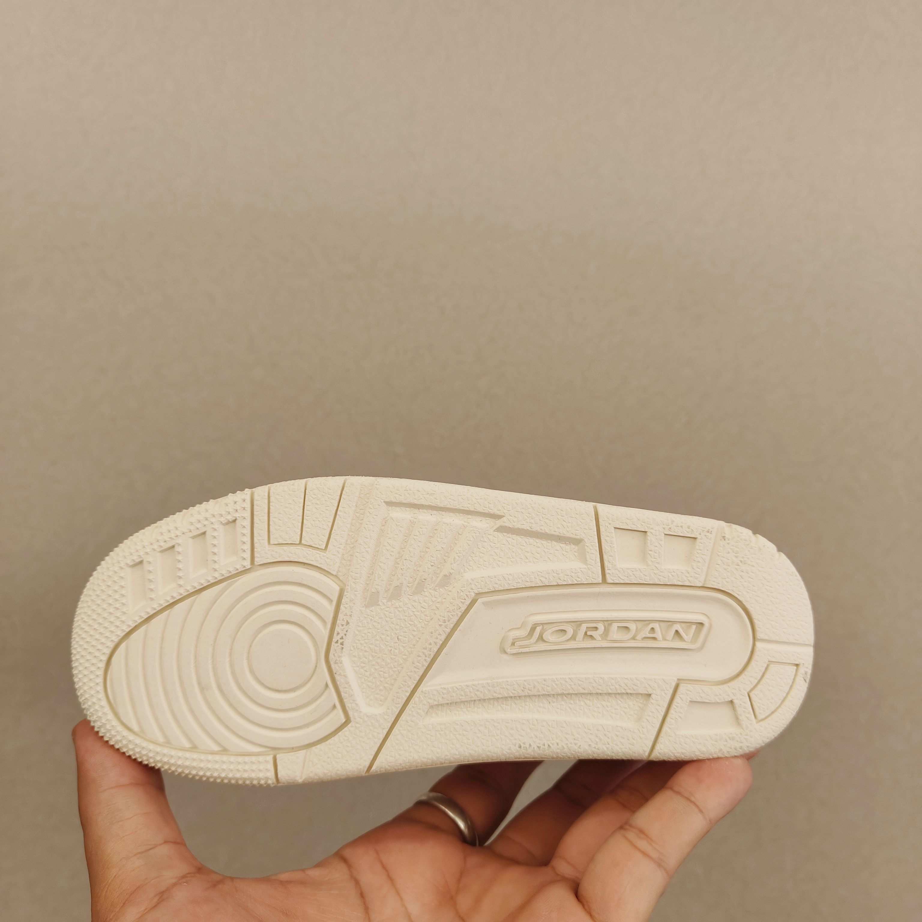 图片[6]-出口订单版本，外国的小朋友脚大，所以我们码数做的比较大。 乔3真标头层魔术扣儿童运动鞋 尺码：28-40码 经典乔丹系列❤️ 魔术扣➕松紧带设计，穿脱自如✔️ 中帮款式设计，保护稚嫩脚踝👍🏻 上脚超级洋气-选品中心