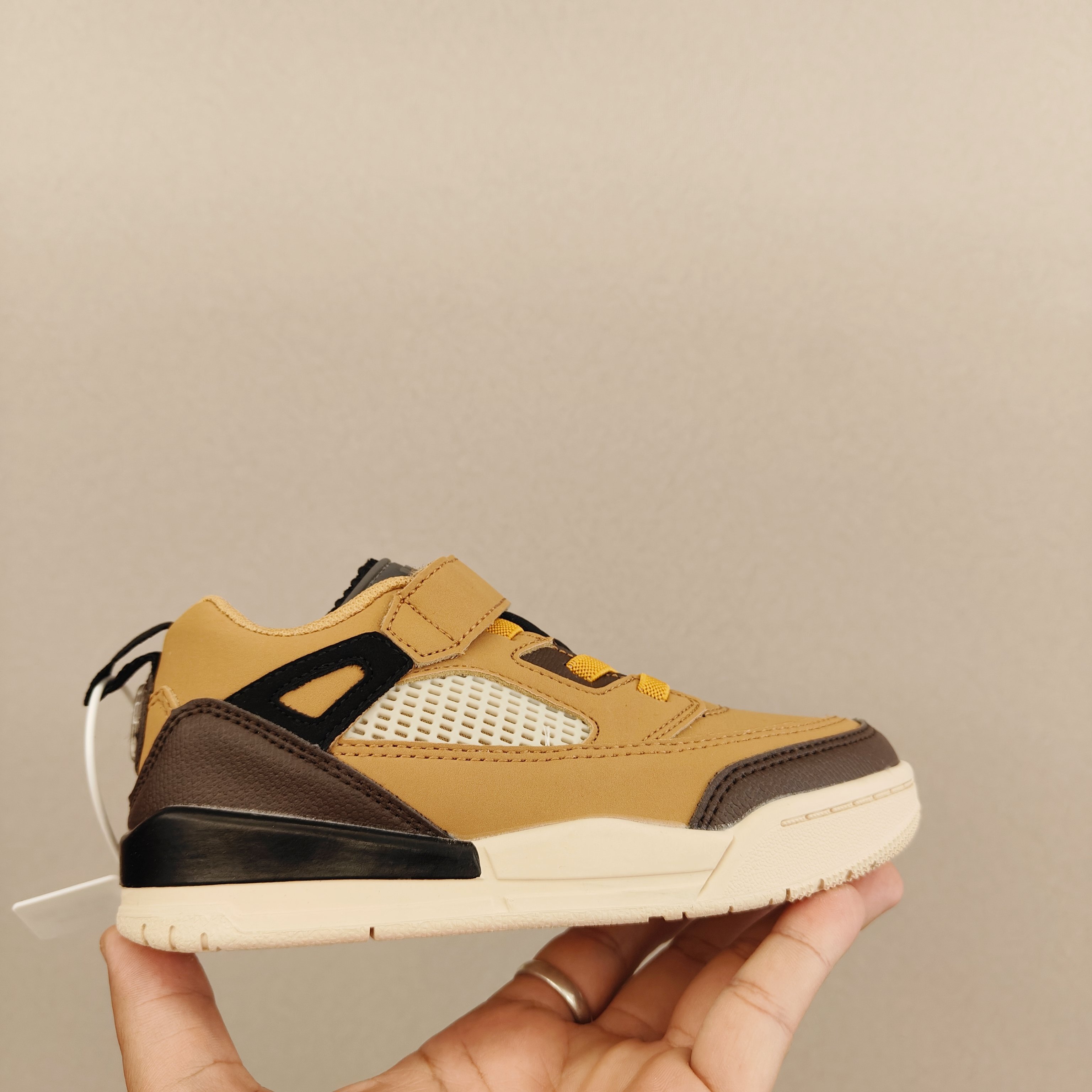 图片[3]-出口订单版本，外国的小朋友脚大，所以我们码数做的比较大。 乔3真标头层魔术扣儿童运动鞋 尺码：28-40码 经典乔丹系列❤️ 魔术扣➕松紧带设计，穿脱自如✔️ 中帮款式设计，保护稚嫩脚踝👍🏻 上脚超级洋气-选品中心