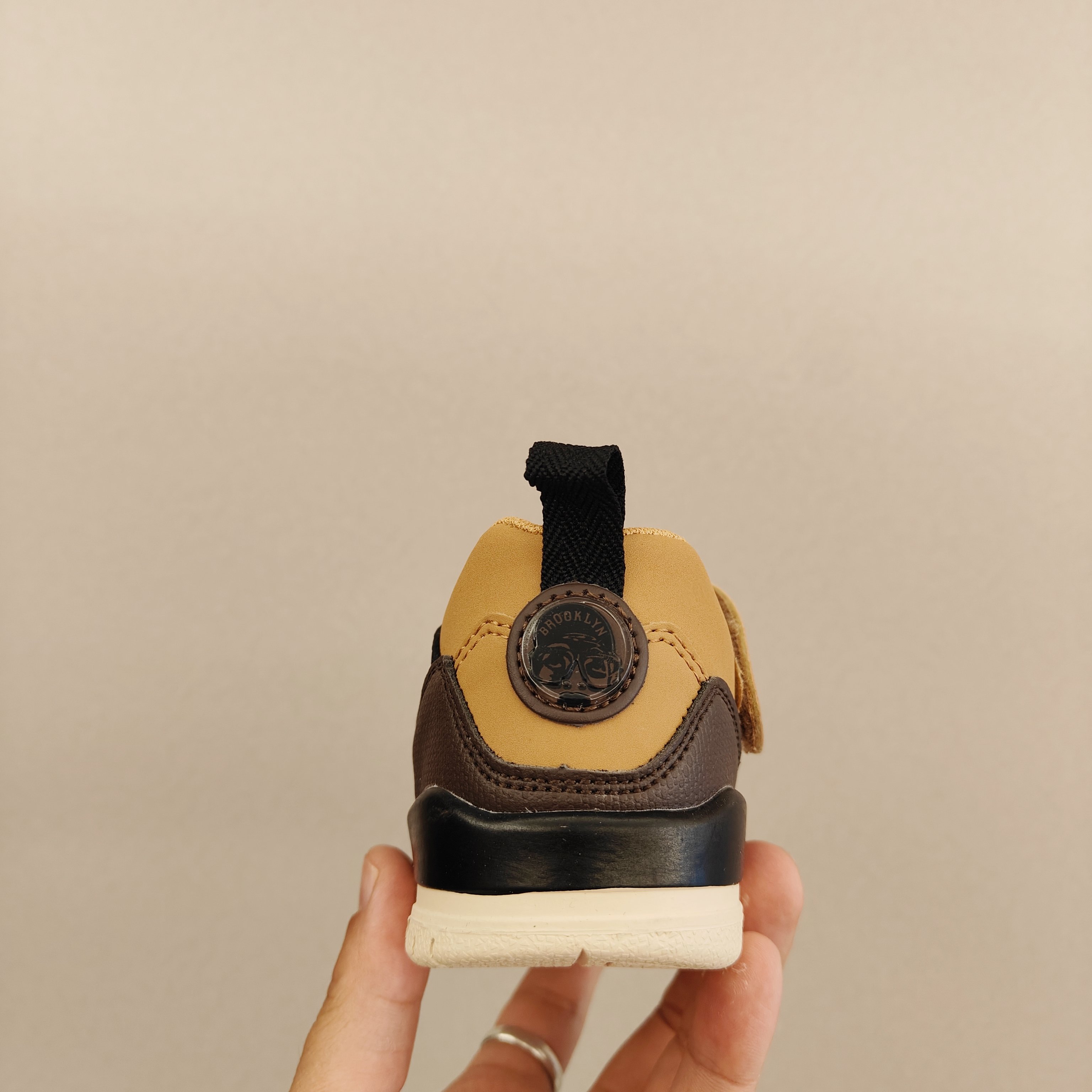 图片[5]-出口订单版本，外国的小朋友脚大，所以我们码数做的比较大。 乔3真标头层魔术扣儿童运动鞋 尺码：28-40码 经典乔丹系列❤️ 魔术扣➕松紧带设计，穿脱自如✔️ 中帮款式设计，保护稚嫩脚踝👍🏻 上脚超级洋气-选品中心