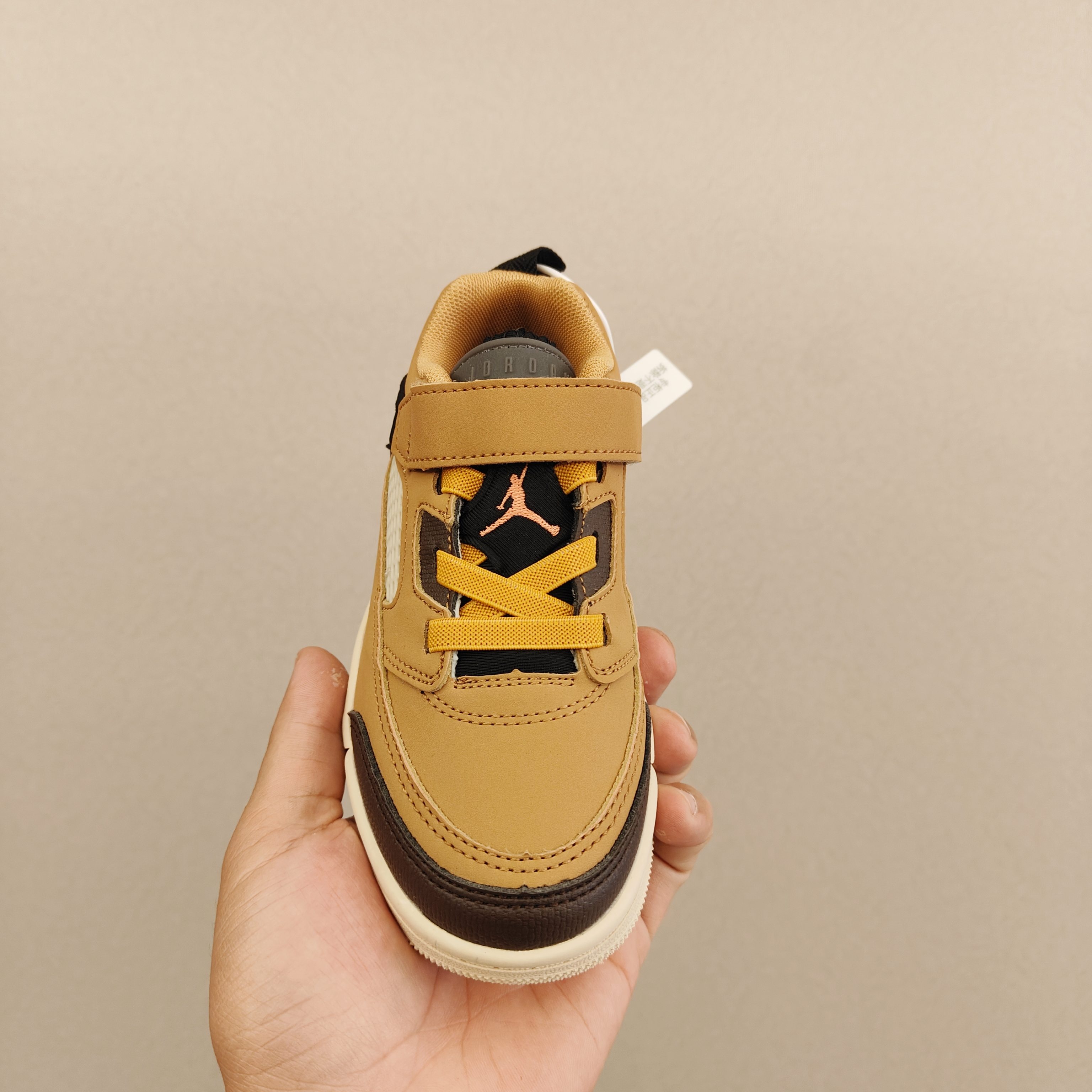 图片[4]-出口订单版本，外国的小朋友脚大，所以我们码数做的比较大。 乔3真标头层魔术扣儿童运动鞋 尺码：28-40码 经典乔丹系列❤️ 魔术扣➕松紧带设计，穿脱自如✔️ 中帮款式设计，保护稚嫩脚踝👍🏻 上脚超级洋气-选品中心