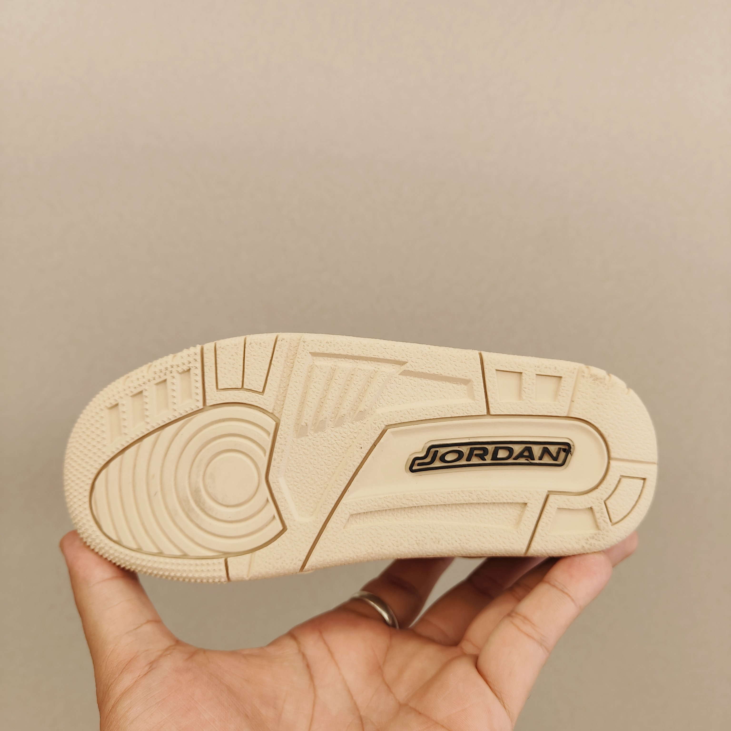 图片[6]-出口订单版本，外国的小朋友脚大，所以我们码数做的比较大。 乔3真标头层魔术扣儿童运动鞋 尺码：28-40码 经典乔丹系列❤️ 魔术扣➕松紧带设计，穿脱自如✔️ 中帮款式设计，保护稚嫩脚踝👍🏻 上脚超级洋气-选品中心