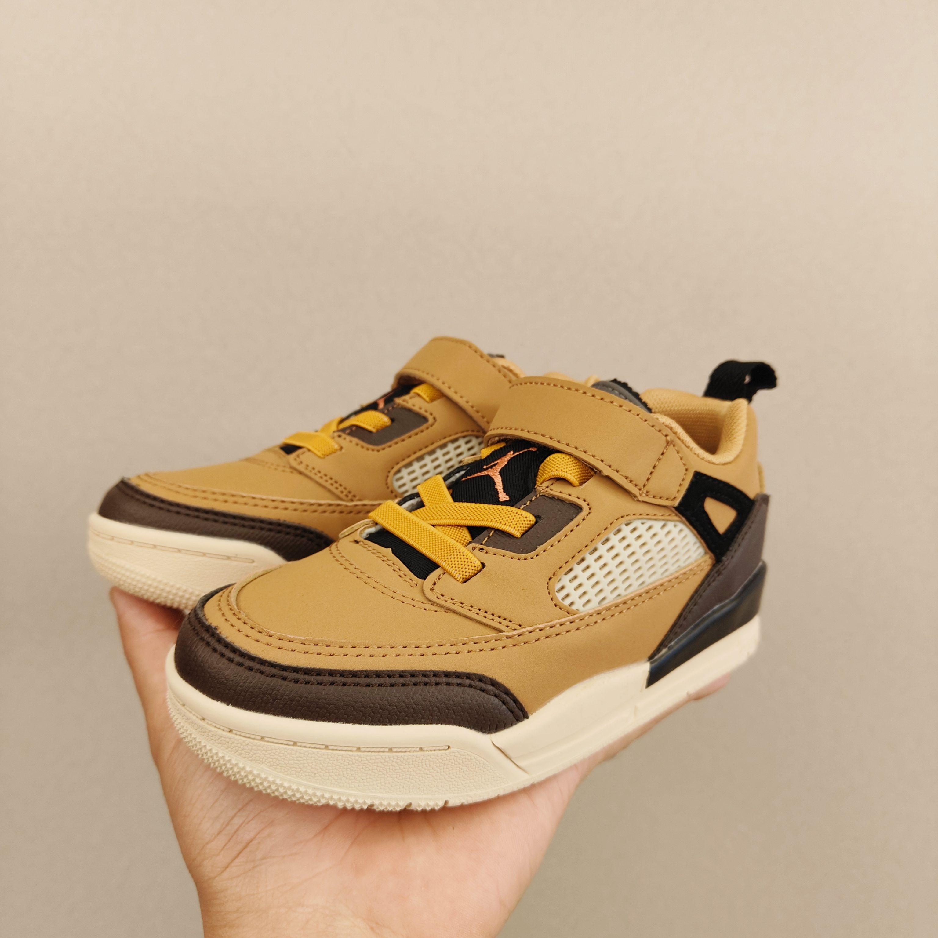 图片[7]-出口订单版本，外国的小朋友脚大，所以我们码数做的比较大。 乔3真标头层魔术扣儿童运动鞋 尺码：28-40码 经典乔丹系列❤️ 魔术扣➕松紧带设计，穿脱自如✔️ 中帮款式设计，保护稚嫩脚踝👍🏻 上脚超级洋气-选品中心