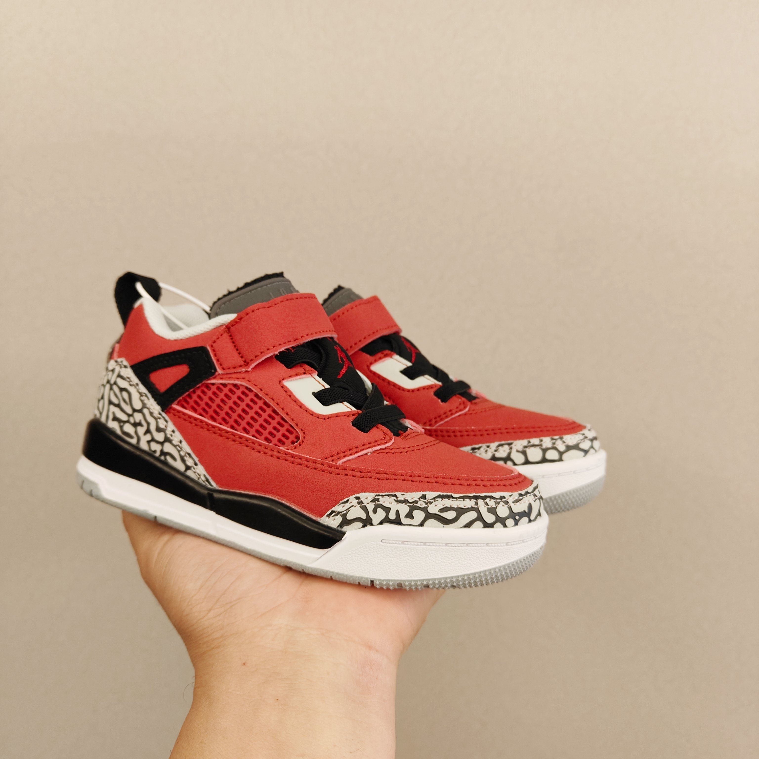 图片[2]-出口订单版本，外国的小朋友脚大，所以我们码数做的比较大。 乔3真标头层魔术扣儿童运动鞋 尺码：28-40码 经典乔丹系列❤️ 魔术扣➕松紧带设计，穿脱自如✔️ 中帮款式设计，保护稚嫩脚踝👍🏻 上脚超级洋气-选品中心