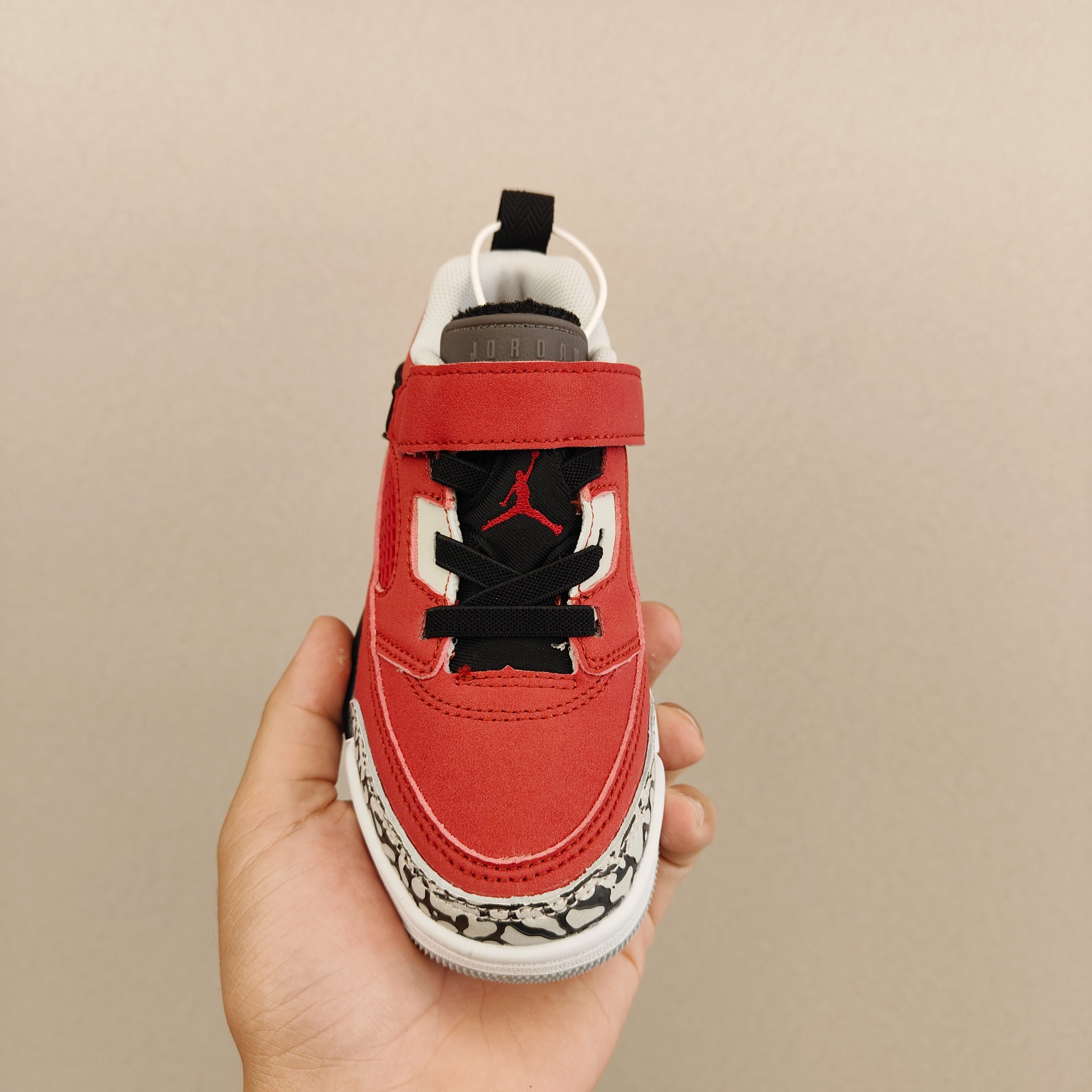 图片[4]-出口订单版本，外国的小朋友脚大，所以我们码数做的比较大。 乔3真标头层魔术扣儿童运动鞋 尺码：28-40码 经典乔丹系列❤️ 魔术扣➕松紧带设计，穿脱自如✔️ 中帮款式设计，保护稚嫩脚踝👍🏻 上脚超级洋气-选品中心