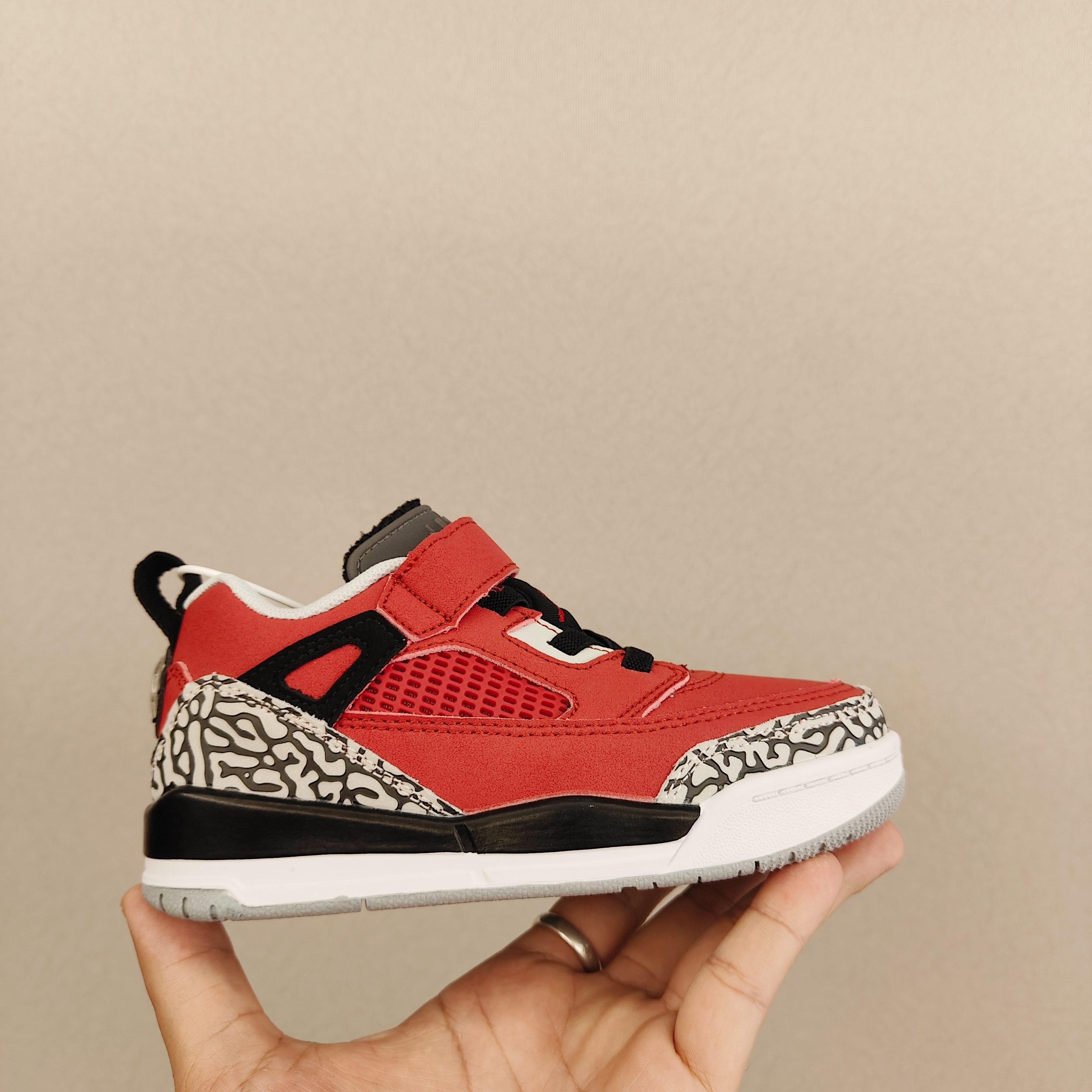 图片[3]-出口订单版本，外国的小朋友脚大，所以我们码数做的比较大。 乔3真标头层魔术扣儿童运动鞋 尺码：28-40码 经典乔丹系列❤️ 魔术扣➕松紧带设计，穿脱自如✔️ 中帮款式设计，保护稚嫩脚踝👍🏻 上脚超级洋气-选品中心