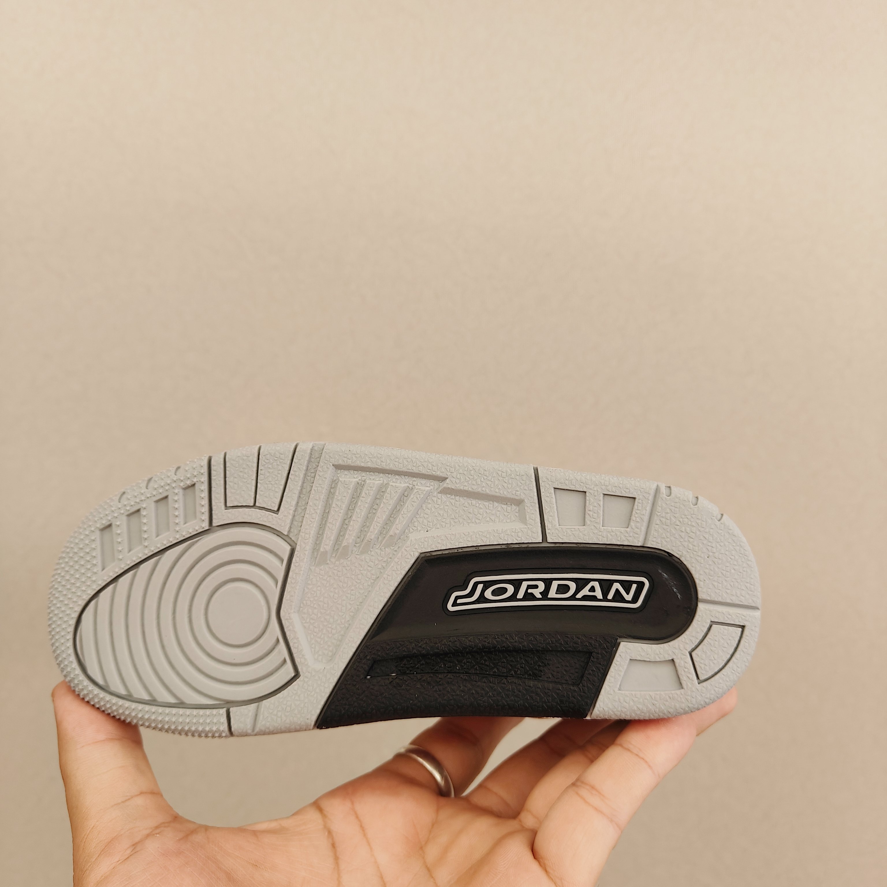 图片[6]-出口订单版本，外国的小朋友脚大，所以我们码数做的比较大。 乔3真标头层魔术扣儿童运动鞋 尺码：28-40码 经典乔丹系列❤️ 魔术扣➕松紧带设计，穿脱自如✔️ 中帮款式设计，保护稚嫩脚踝👍🏻 上脚超级洋气-选品中心