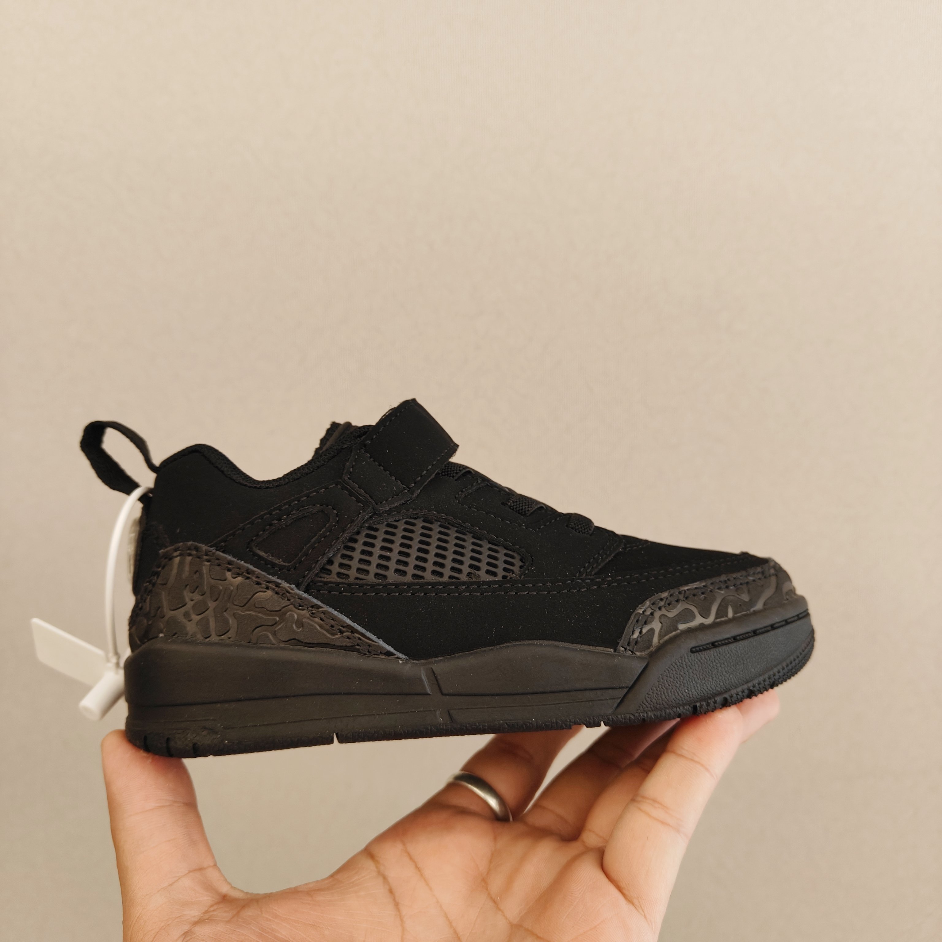 图片[3]-出口订单版本，外国的小朋友脚大，所以我们码数做的比较大。 乔3真标头层魔术扣儿童运动鞋 尺码：28-40码 经典乔丹系列❤️ 魔术扣➕松紧带设计，穿脱自如✔️ 中帮款式设计，保护稚嫩脚踝👍🏻 上脚超级洋气-选品中心