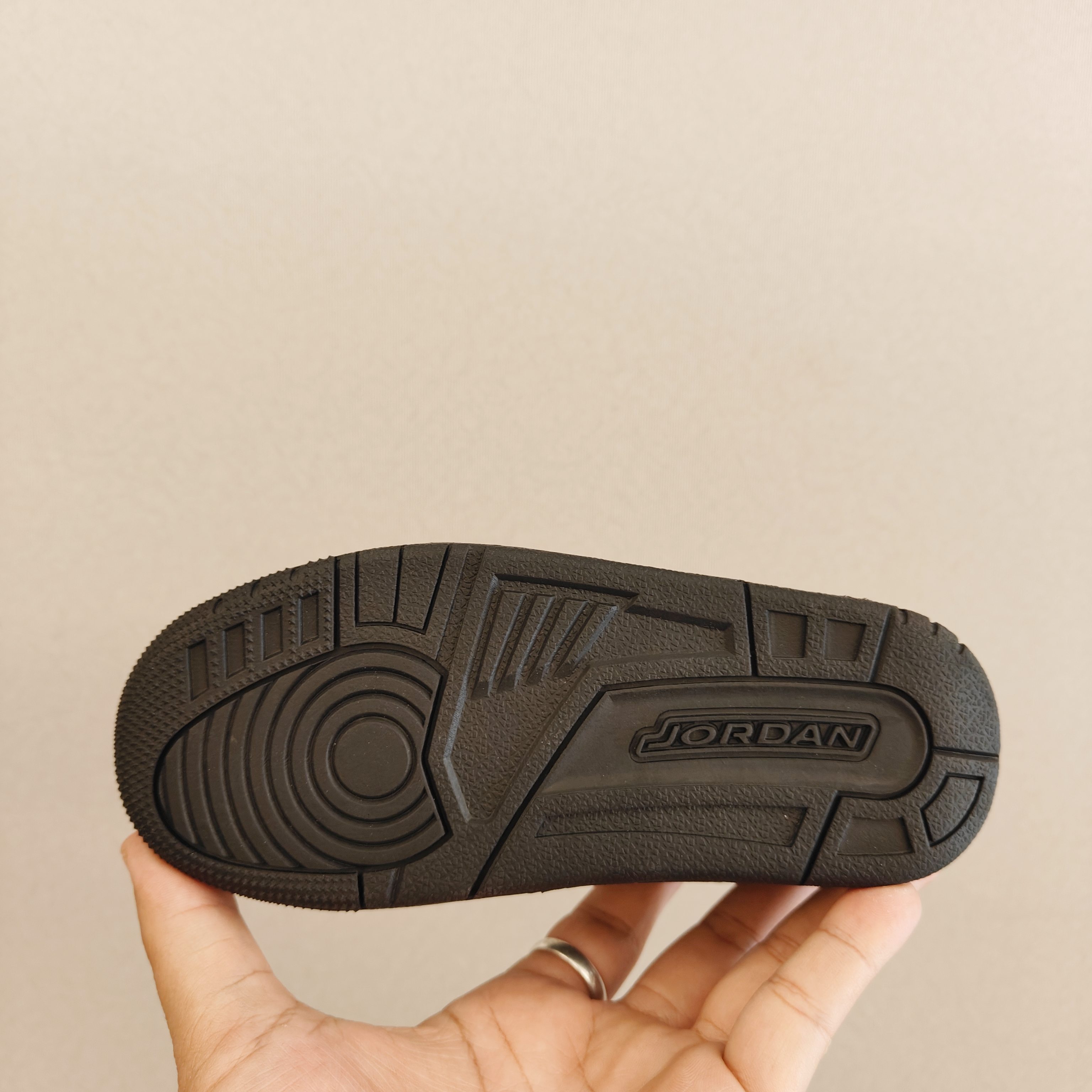 图片[6]-出口订单版本，外国的小朋友脚大，所以我们码数做的比较大。 乔3真标头层魔术扣儿童运动鞋 尺码：28-40码 经典乔丹系列❤️ 魔术扣➕松紧带设计，穿脱自如✔️ 中帮款式设计，保护稚嫩脚踝👍🏻 上脚超级洋气-选品中心