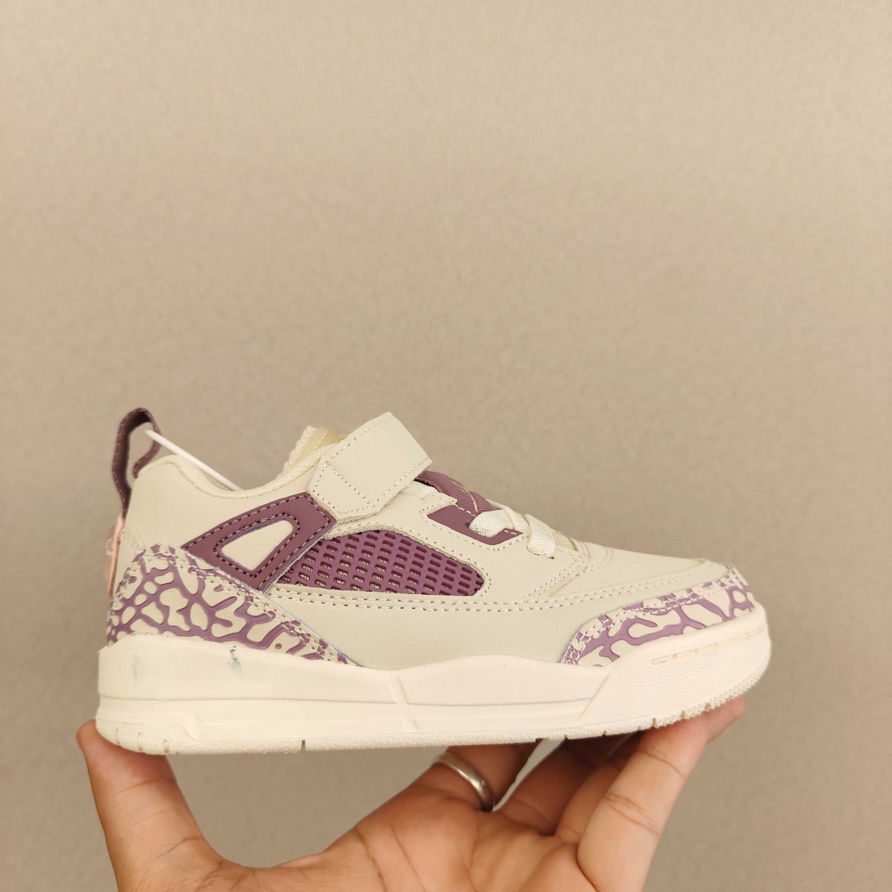 图片[3]-出口订单版本，外国的小朋友脚大，所以我们码数做的比较大。 乔3真标头层魔术扣儿童运动鞋 尺码：28-40码 经典乔丹系列❤️ 魔术扣➕松紧带设计，穿脱自如✔️ 中帮款式设计，保护稚嫩脚踝👍🏻 上脚超级洋气-选品中心