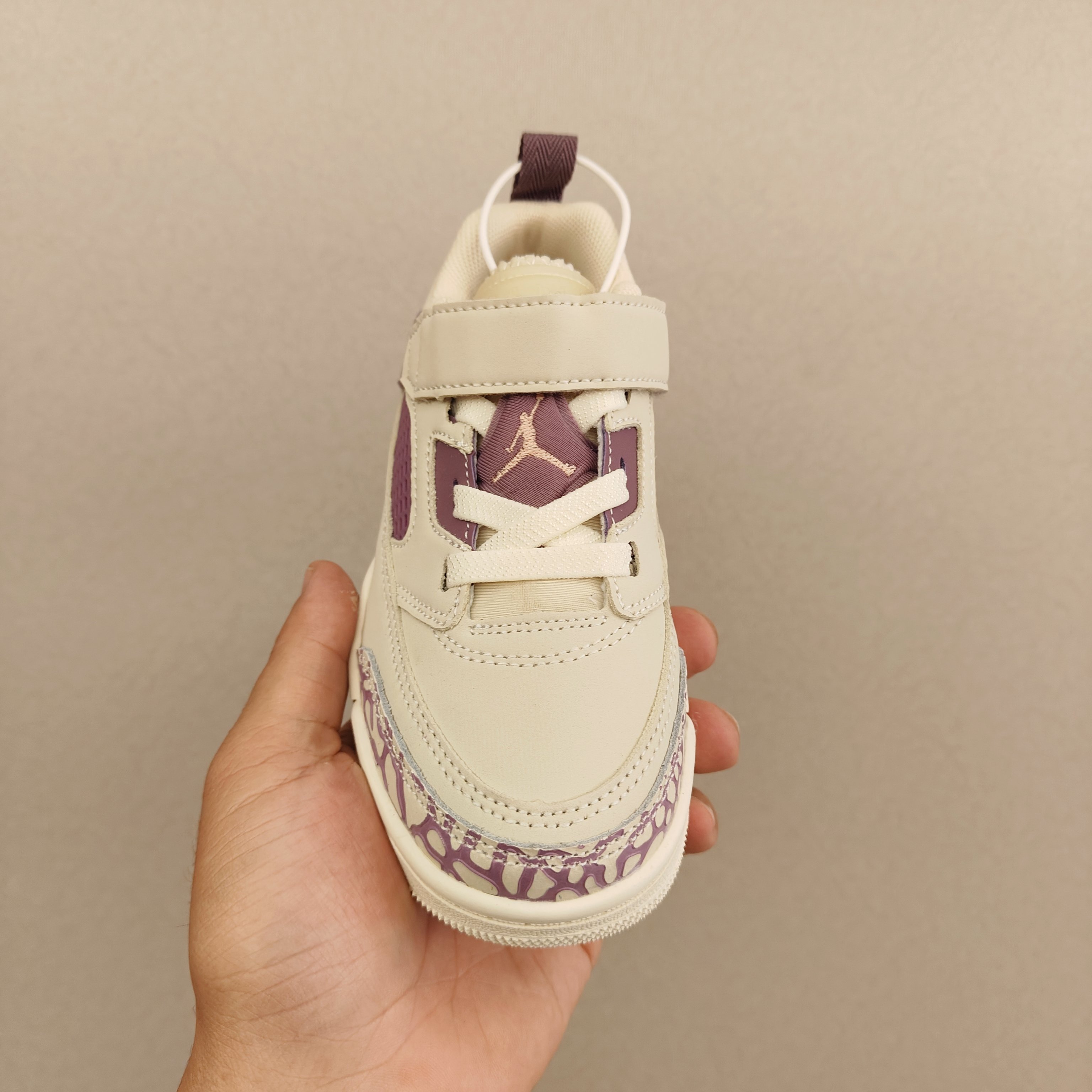 图片[4]-出口订单版本，外国的小朋友脚大，所以我们码数做的比较大。 乔3真标头层魔术扣儿童运动鞋 尺码：28-40码 经典乔丹系列❤️ 魔术扣➕松紧带设计，穿脱自如✔️ 中帮款式设计，保护稚嫩脚踝👍🏻 上脚超级洋气-选品中心